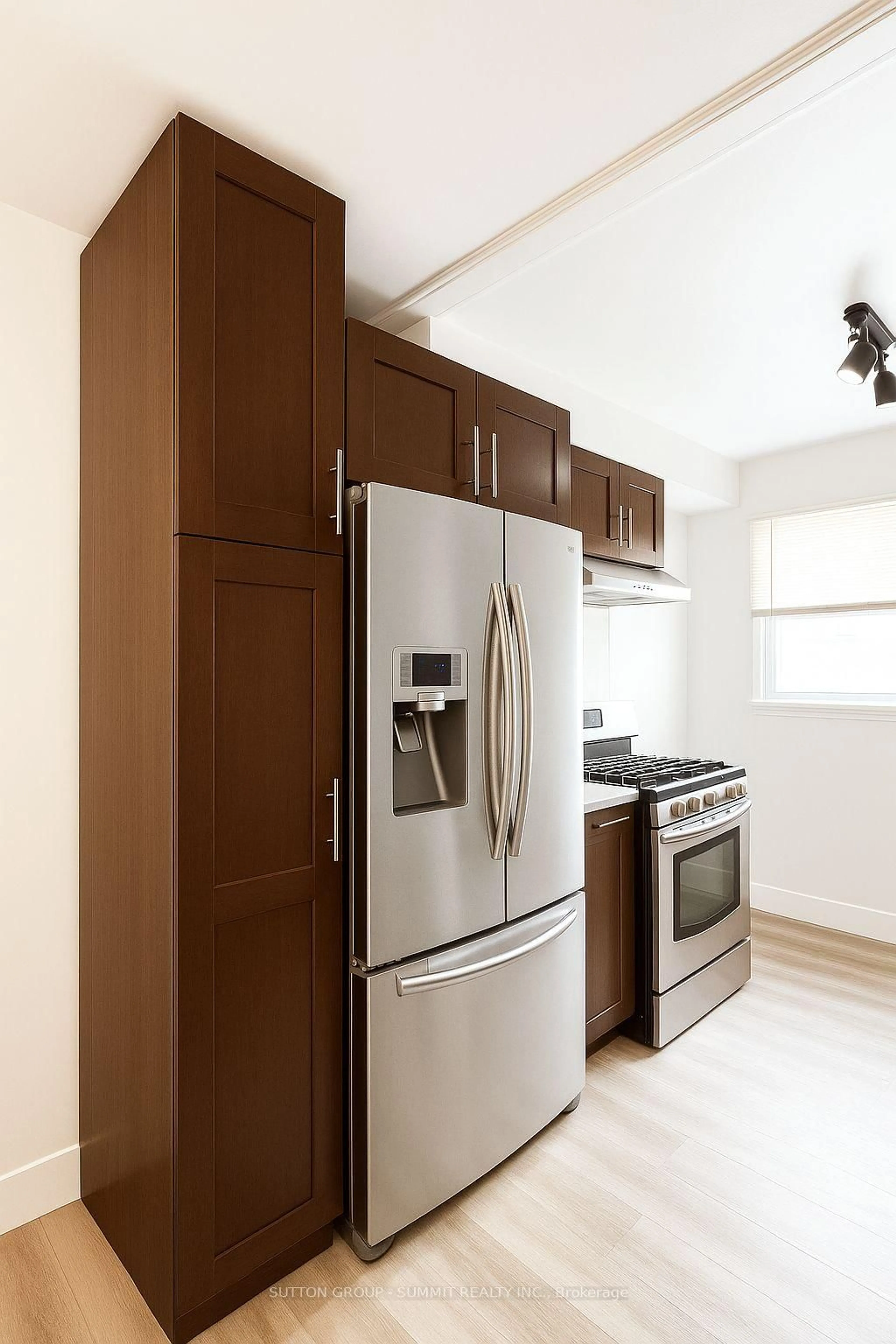 Standard kitchen, unknown for 1060 Southdale Rd, London South Ontario N6E 1B2
