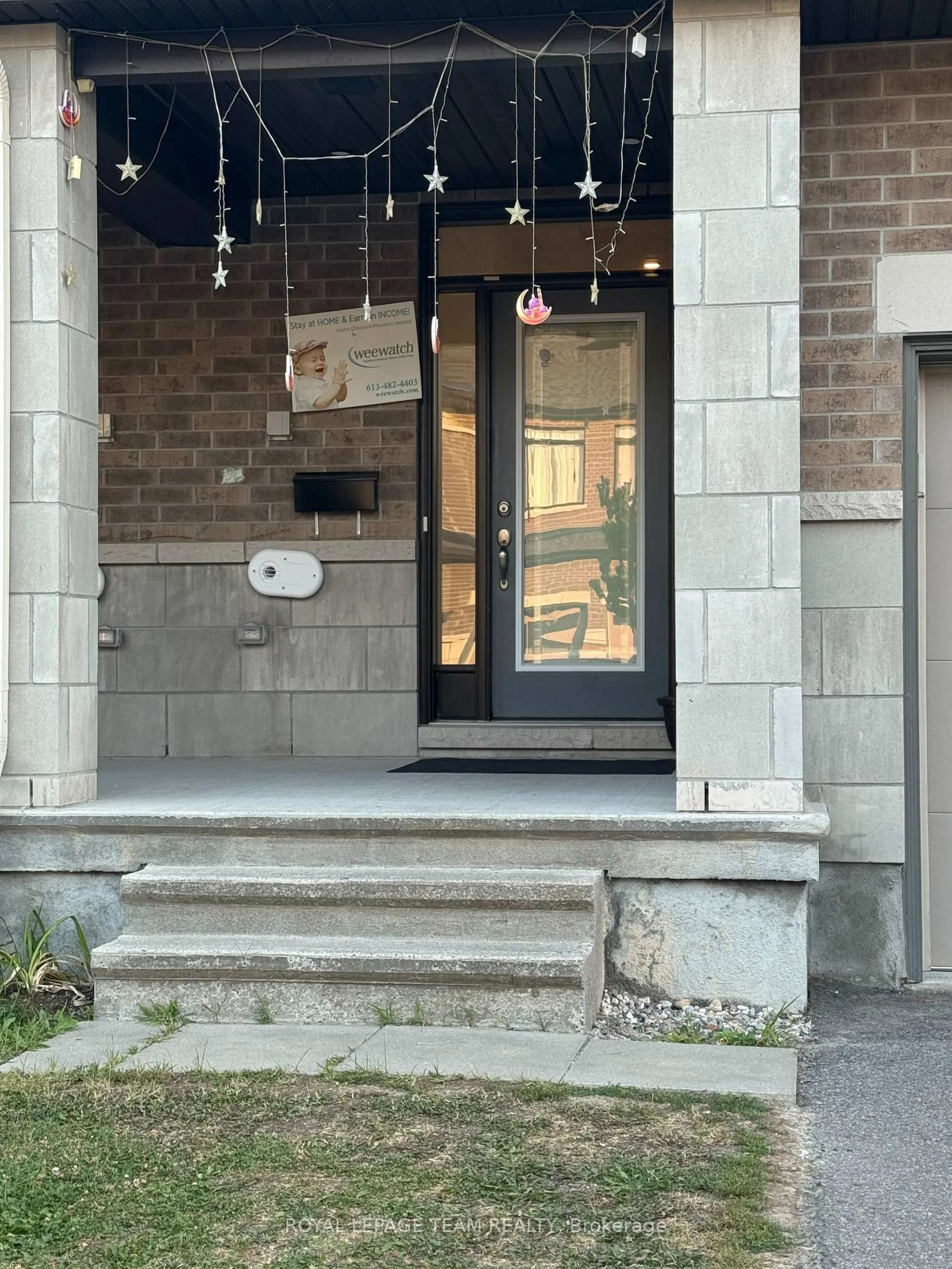 Indoor entryway for 229 Zinnia Way, Manotick Ontario K4M 0L4