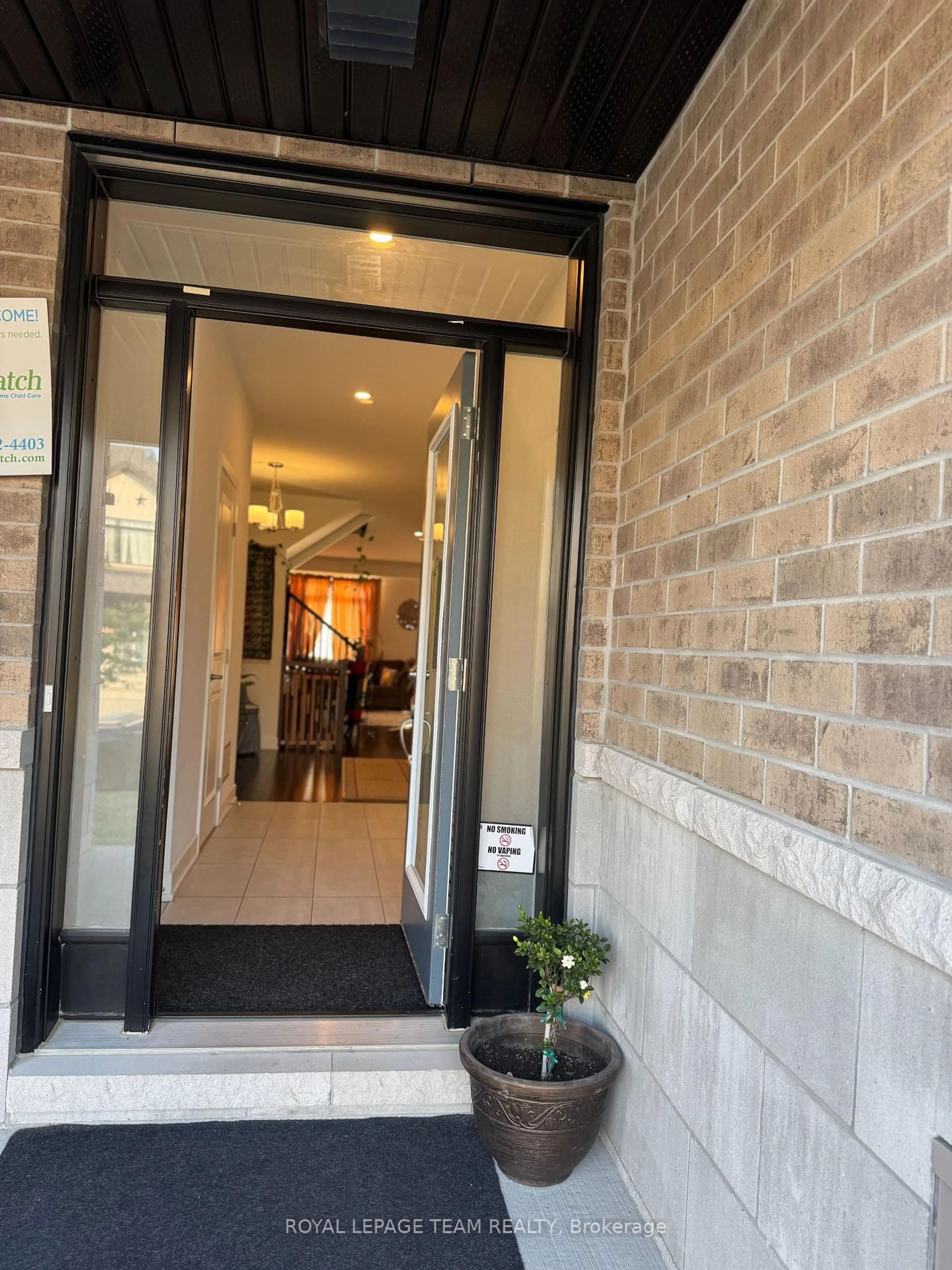 Indoor foyer for 229 Zinnia Way, Manotick Ontario K4M 0L4