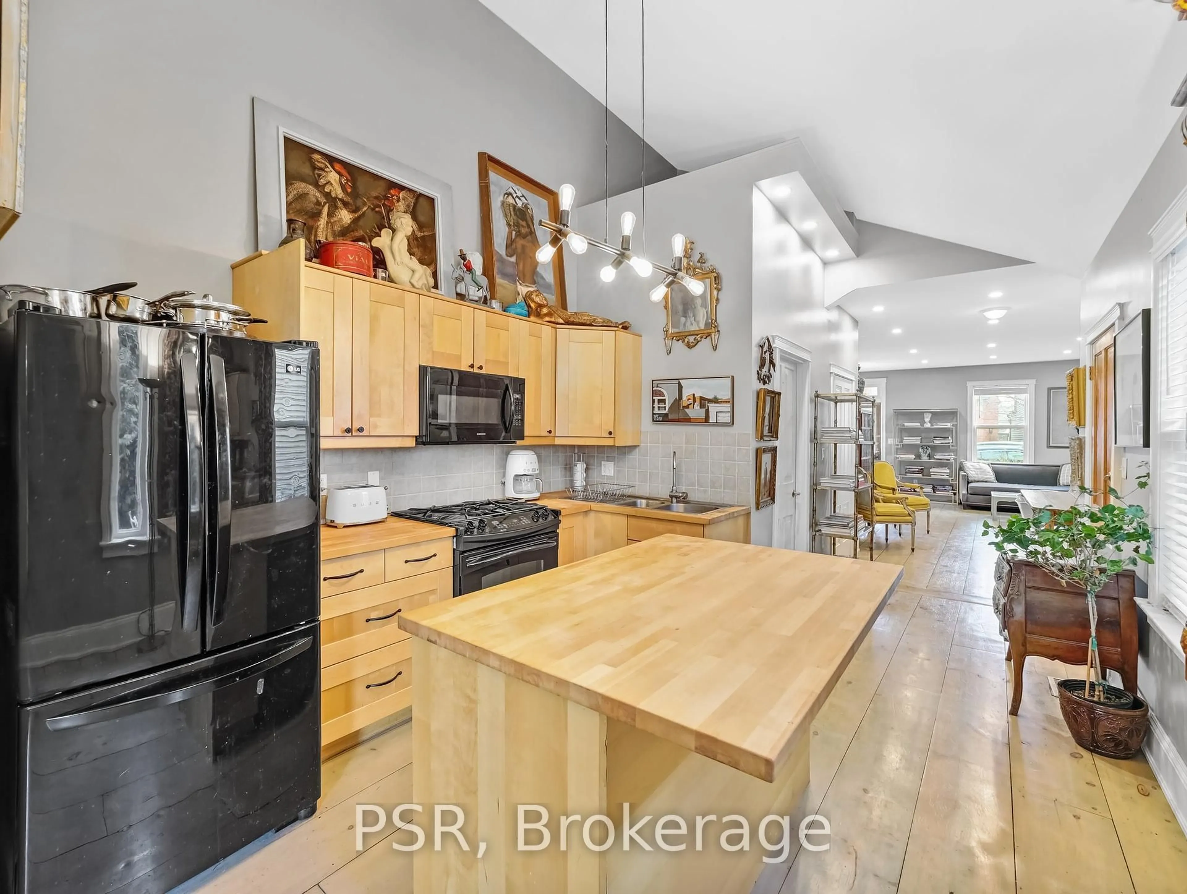 Open concept kitchen, wood/laminate floor for 80 Ferrie St, Hamilton Ontario L8L 1C9