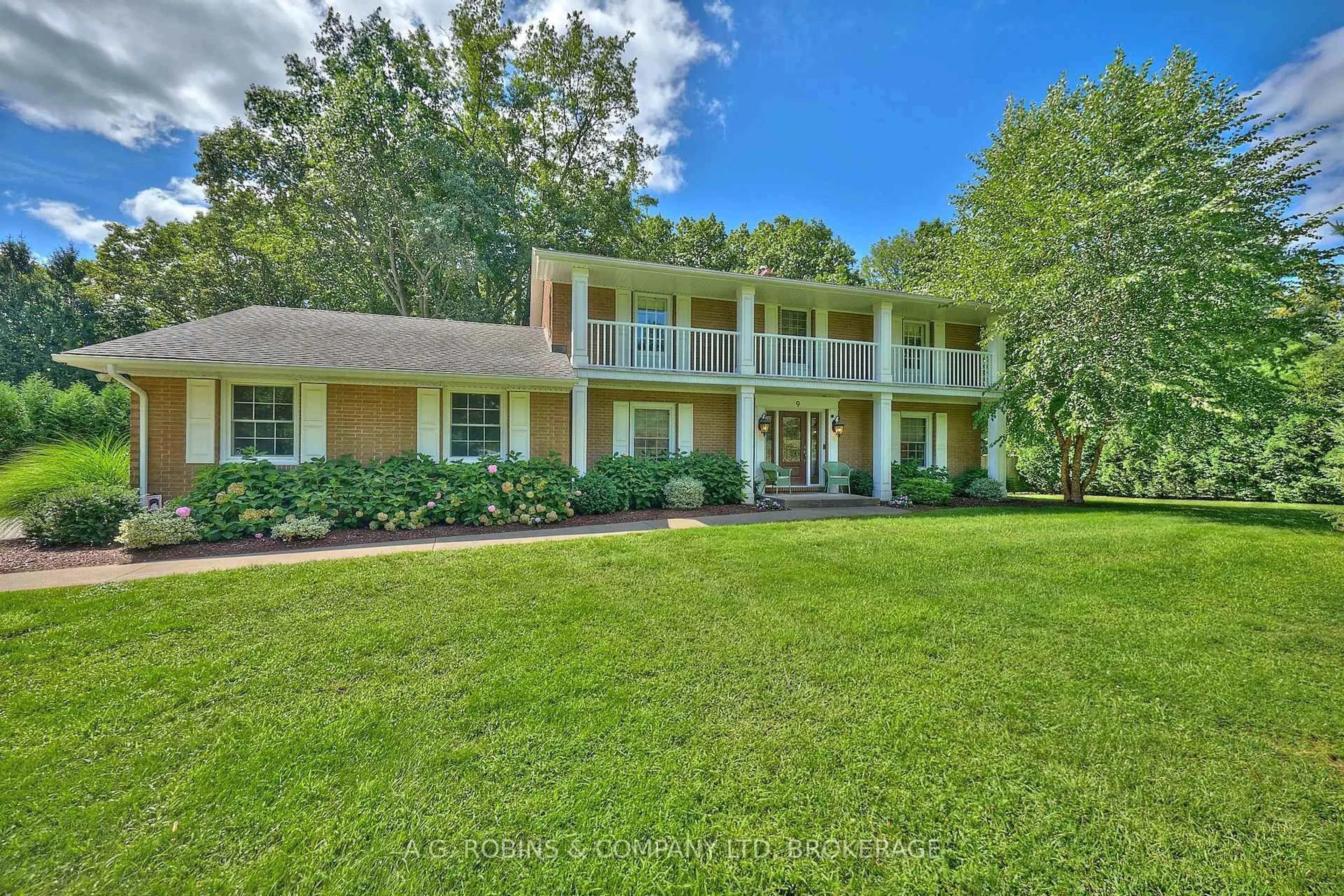 A pic from outside/outdoor area/front of a property/back of a property/a pic from drone, water/lake/river/ocean view for 9 Terrace Heights Crt, Pelham Ontario L0S 1E0