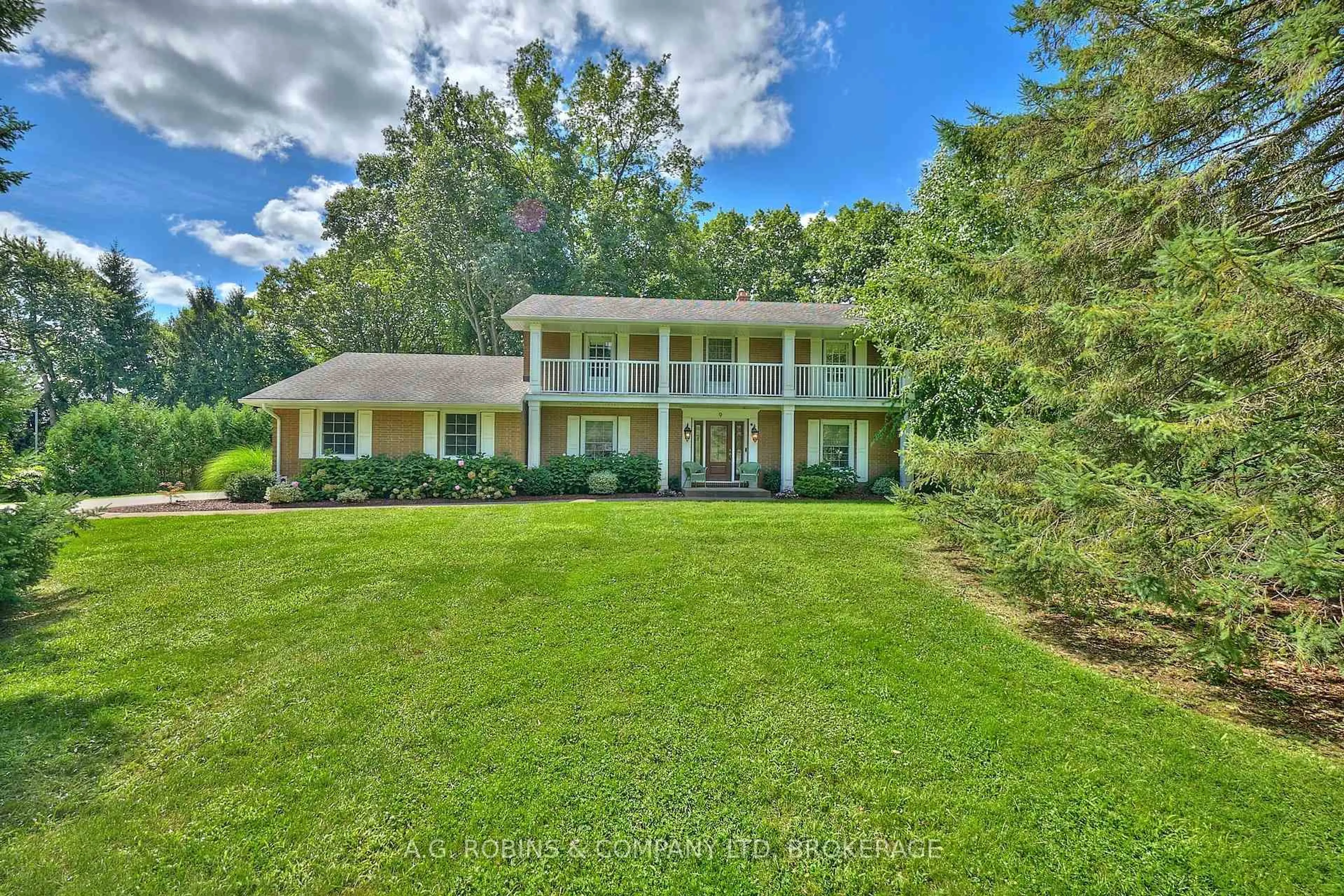 A pic from outside/outdoor area/front of a property/back of a property/a pic from drone, water/lake/river/ocean view for 9 Terrace Heights Crt, Pelham Ontario L0S 1E0