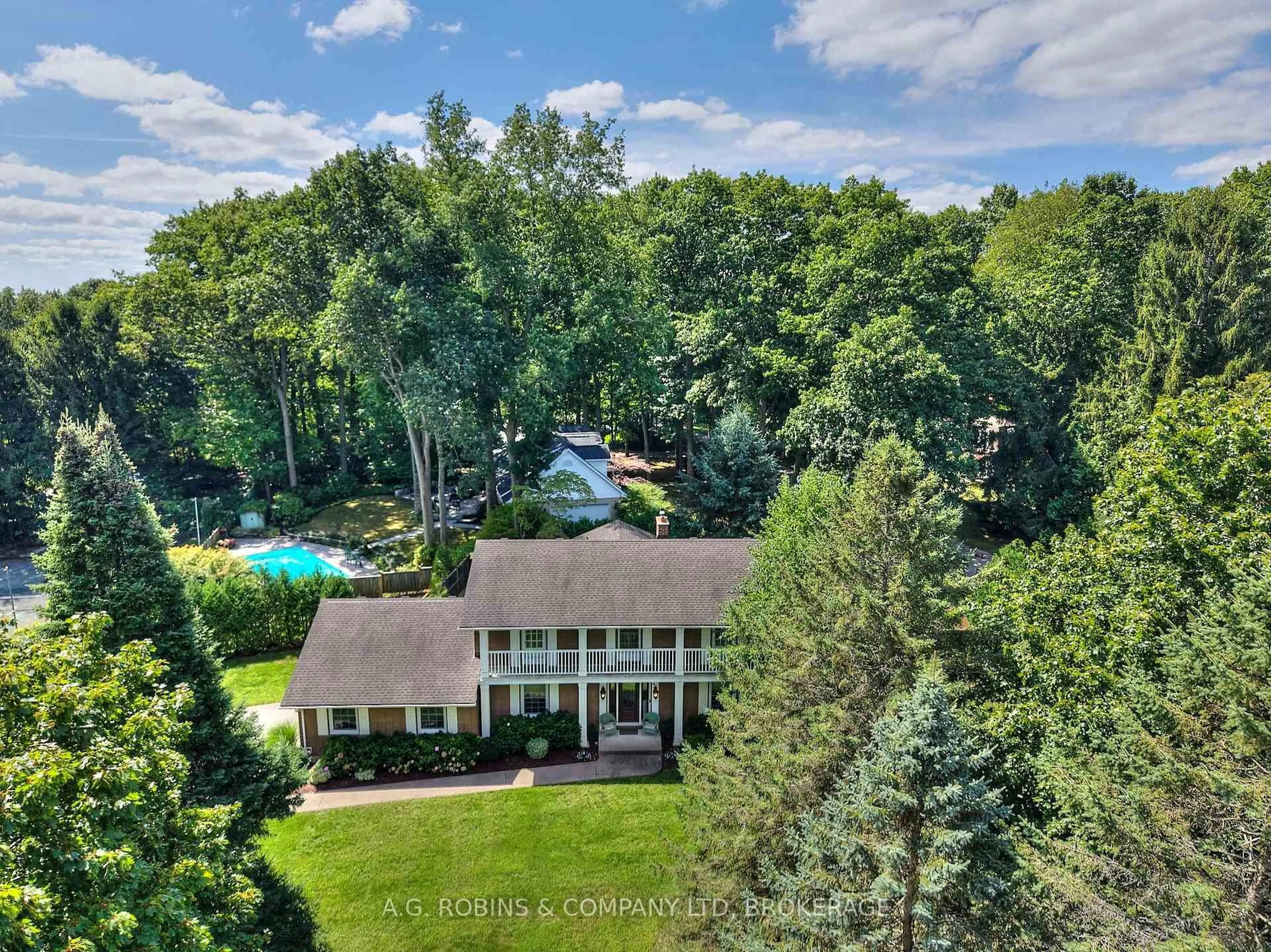A pic from outside/outdoor area/front of a property/back of a property/a pic from drone, water/lake/river/ocean view for 9 Terrace Heights Crt, Pelham Ontario L0S 1E0
