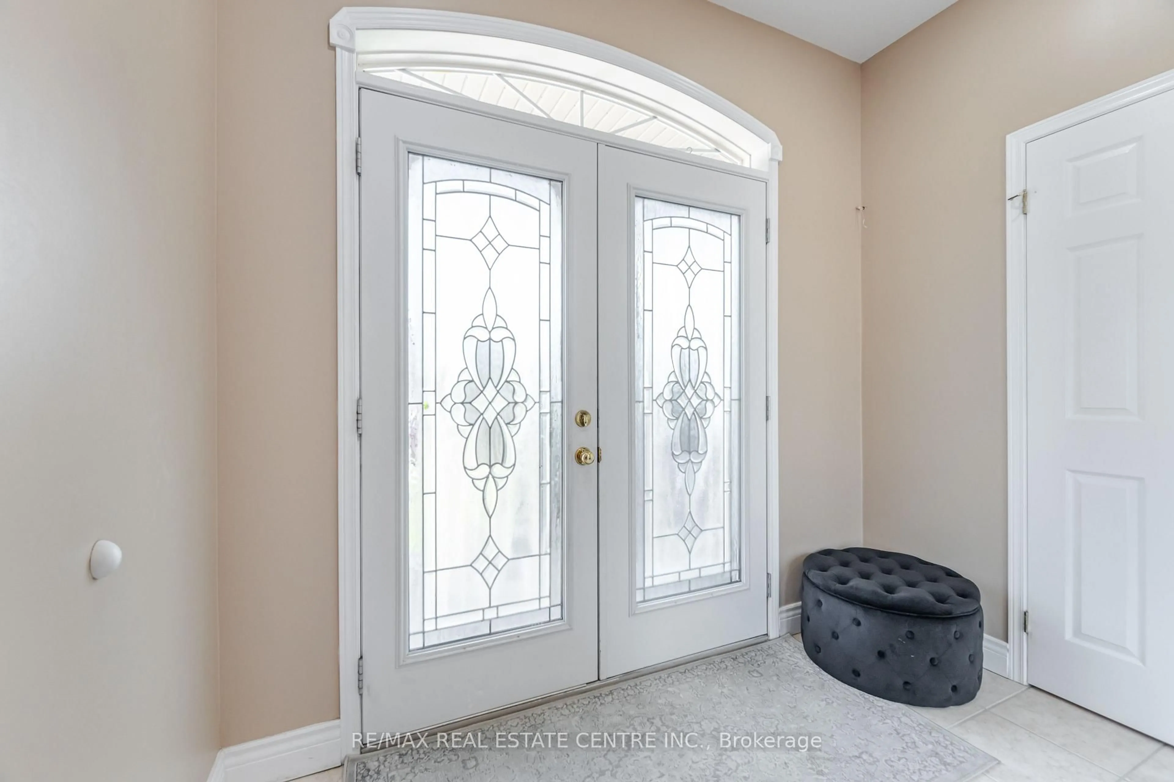 Indoor entryway for 35 Pantano Dr, Hamilton Ontario L9B 2Y4