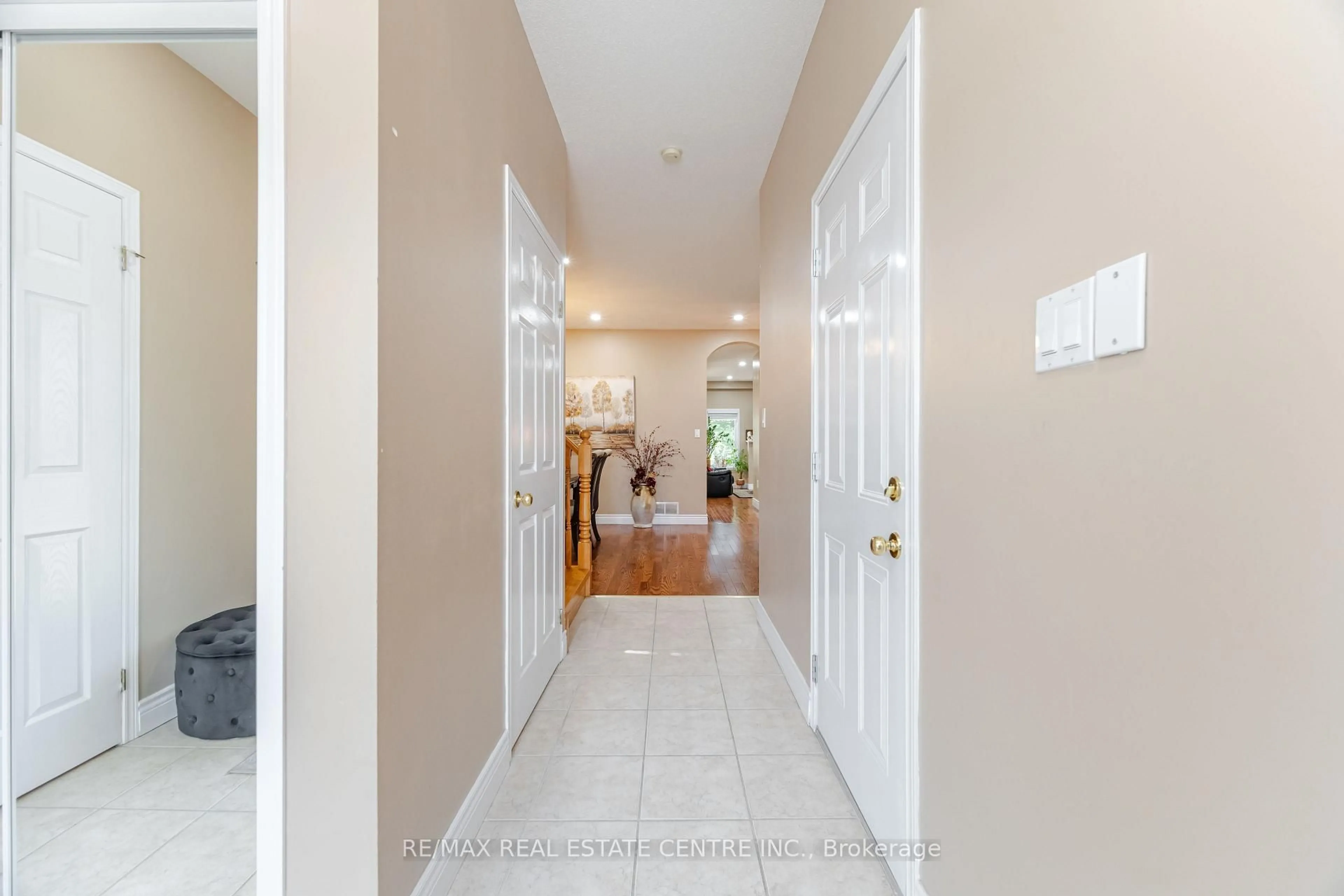 Indoor foyer for 35 Pantano Dr, Hamilton Ontario L9B 2Y4