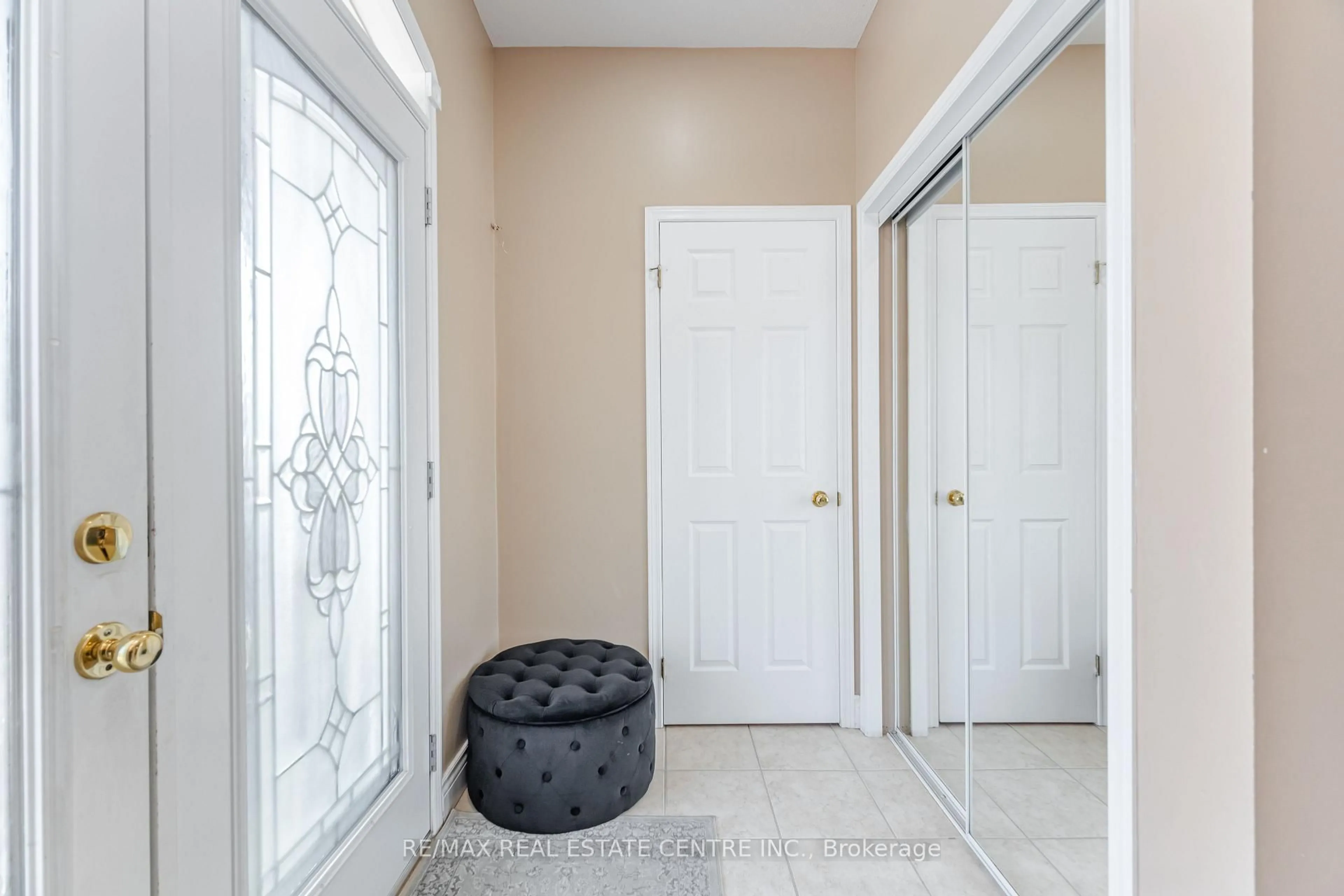 Indoor entryway for 35 Pantano Dr, Hamilton Ontario L9B 2Y4