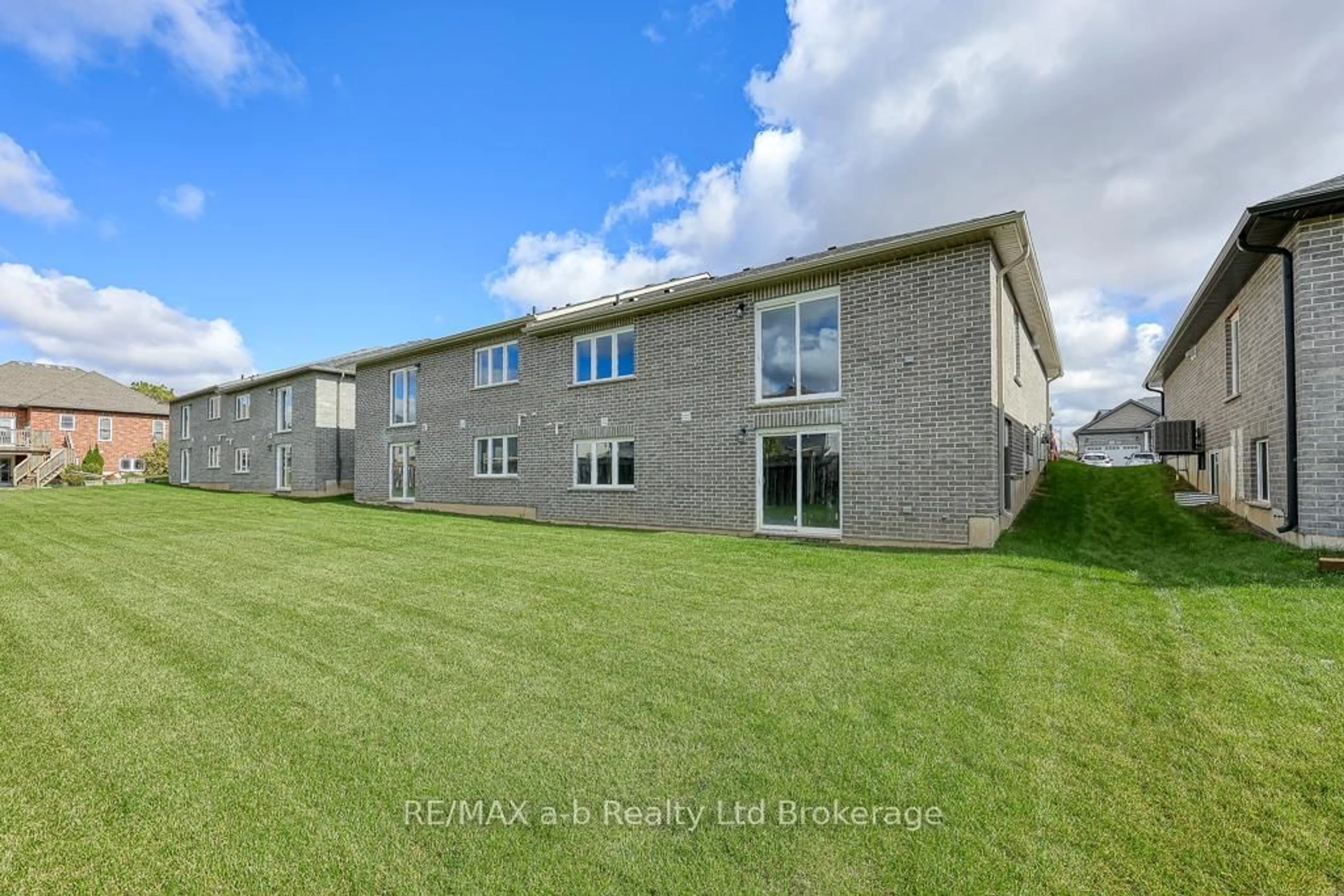 A pic from outside/outdoor area/front of a property/back of a property/a pic from drone, building for 129 Lossing Dr, Norwich Ontario N0J 1P0
