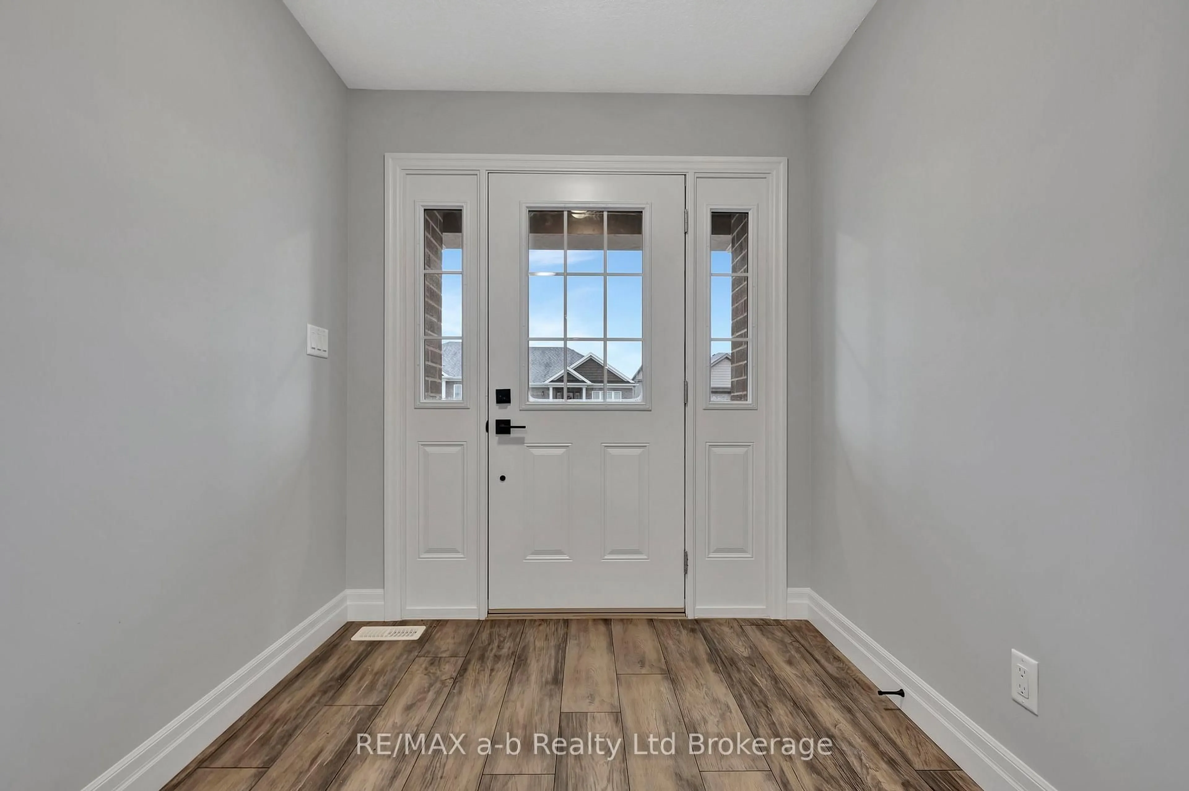 Indoor entryway for 129 Lossing Dr, Norwich Ontario N0J 1P0