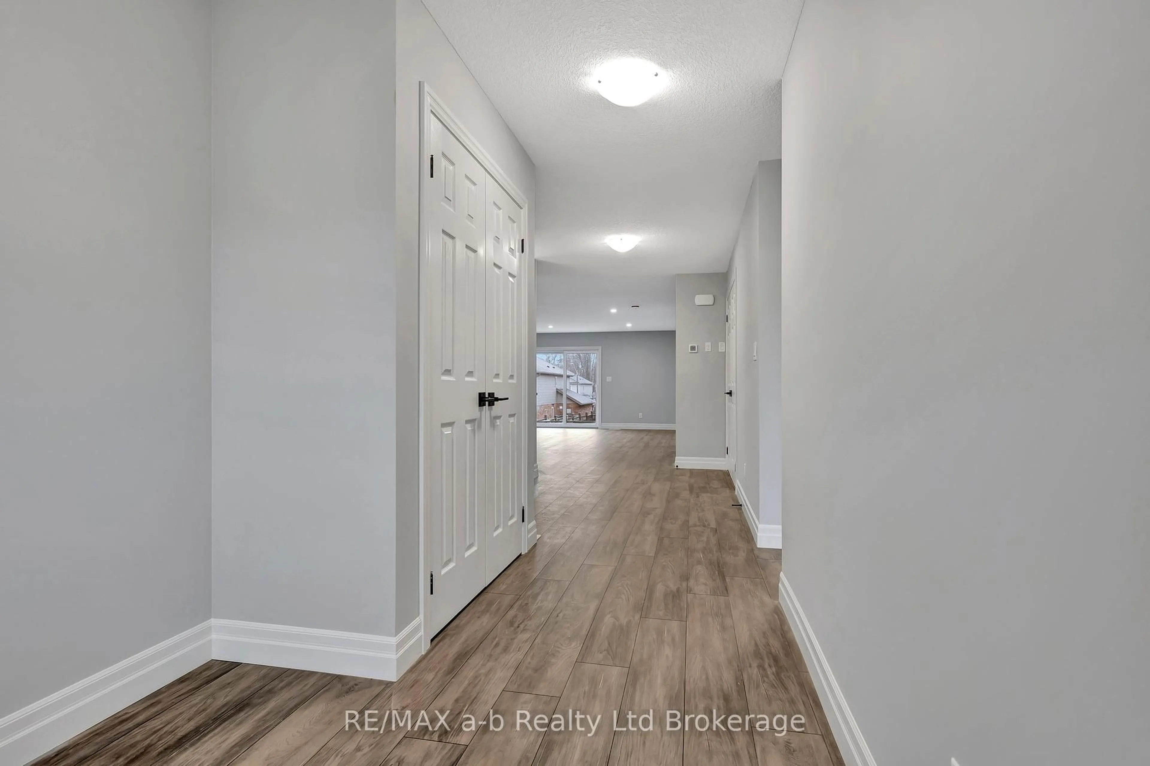 Indoor entryway for 129 Lossing Dr, Norwich Ontario N0J 1P0
