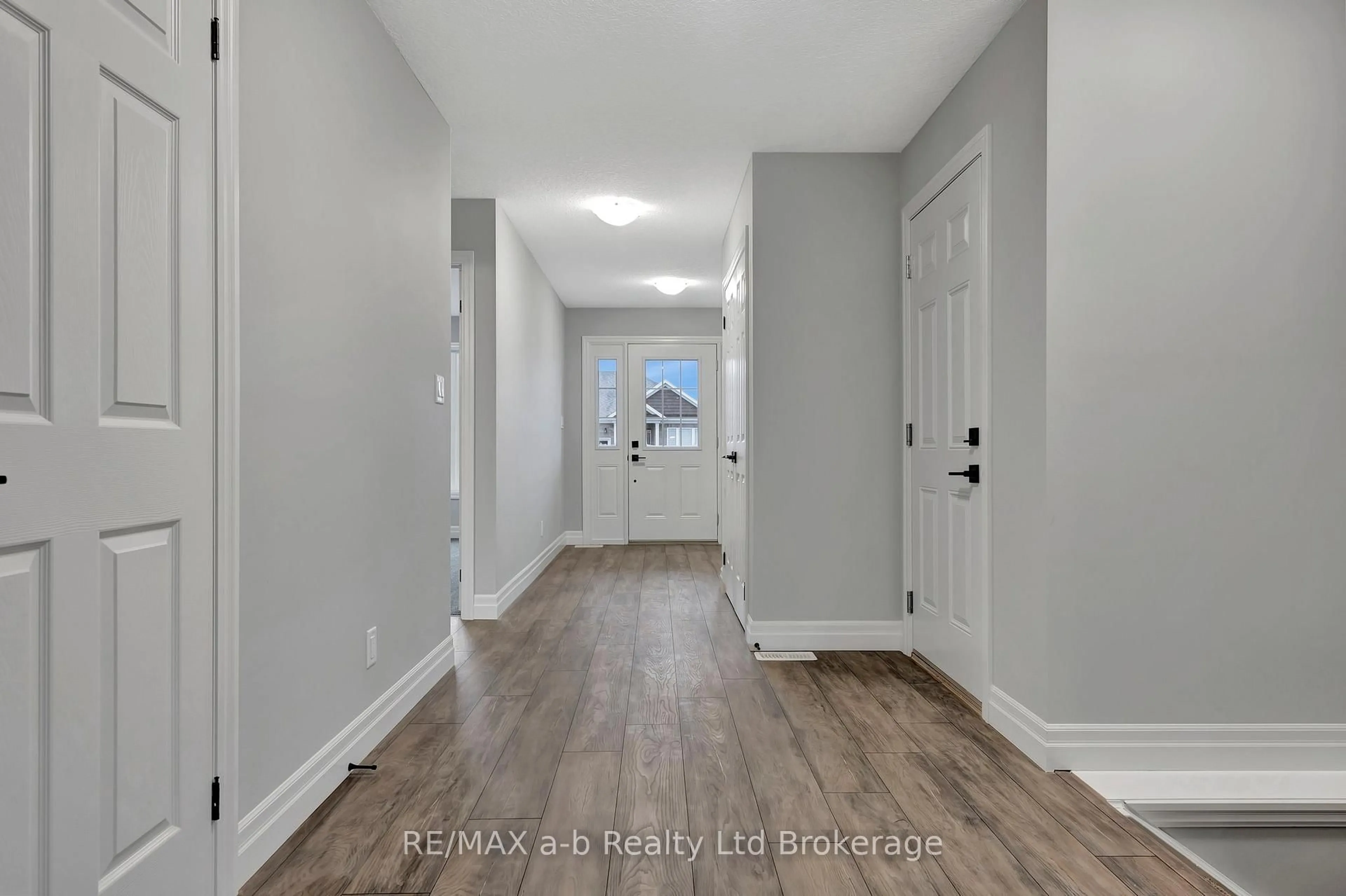 Indoor entryway for 129 Lossing Dr, Norwich Ontario N0J 1P0