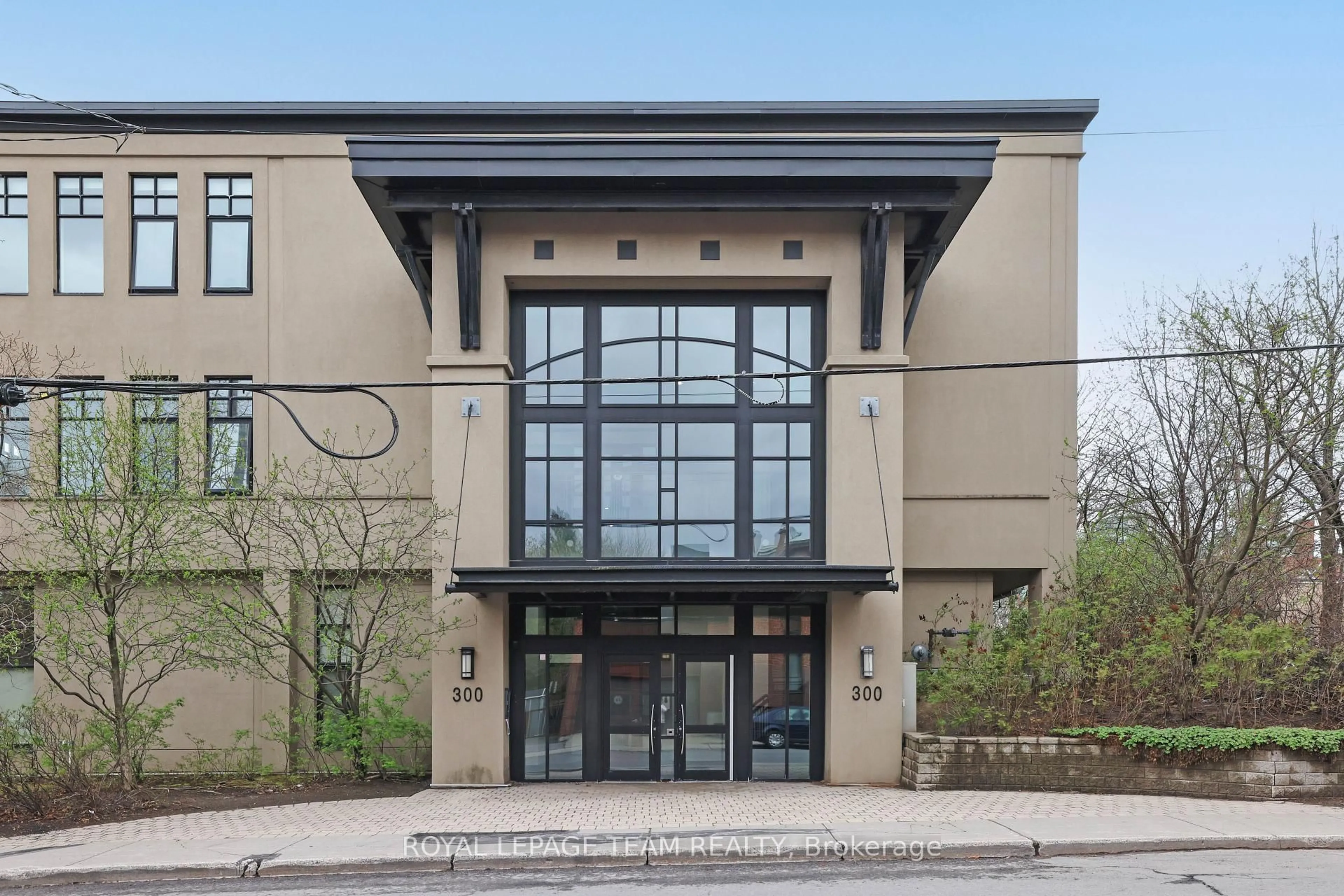 Indoor foyer for 300 Powell Ave #203, Ottawa Ontario K1S 5T3