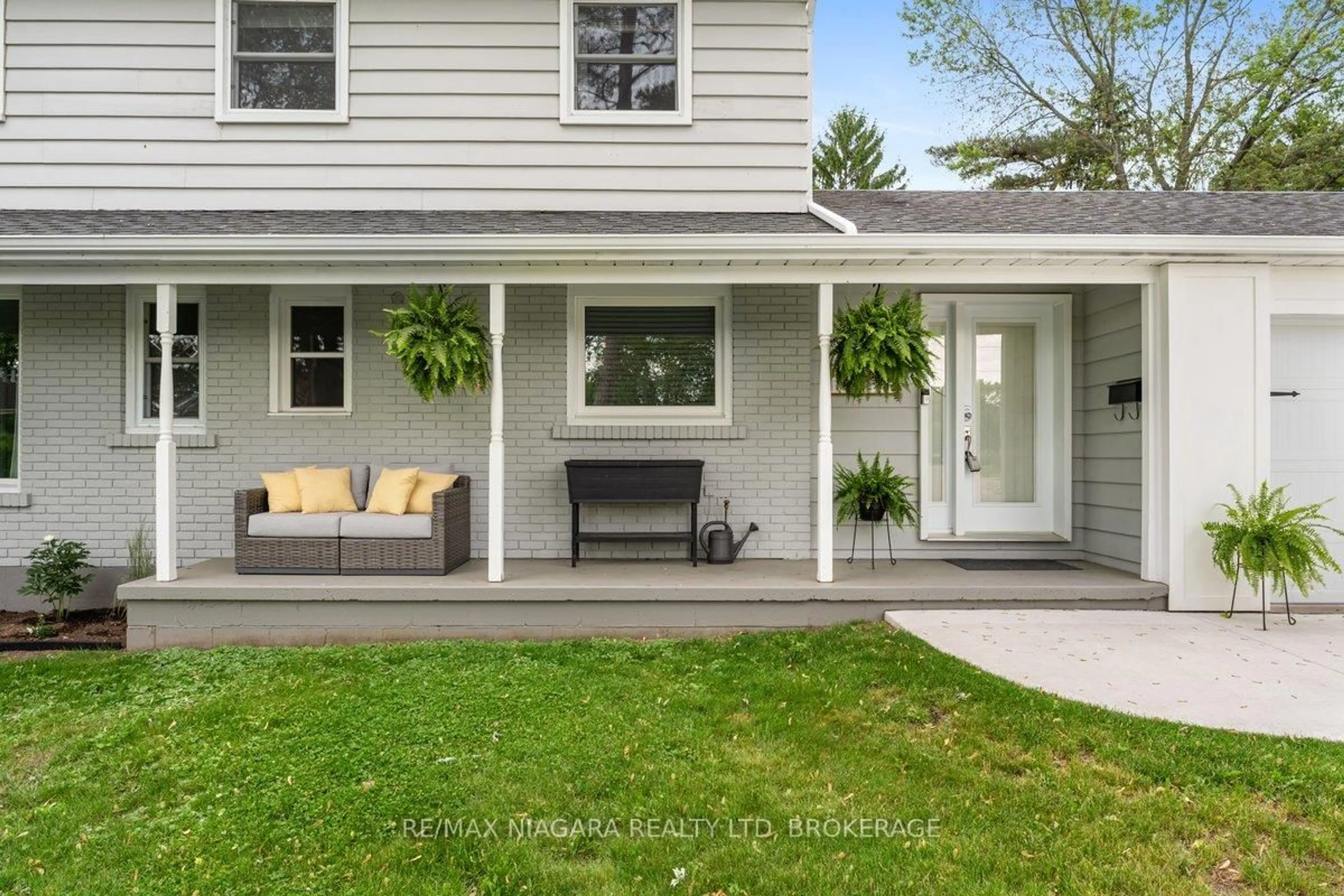 Home with vinyl exterior material, street for 18 Rosemount Ave, Port Colborne Ontario L3K 5P7