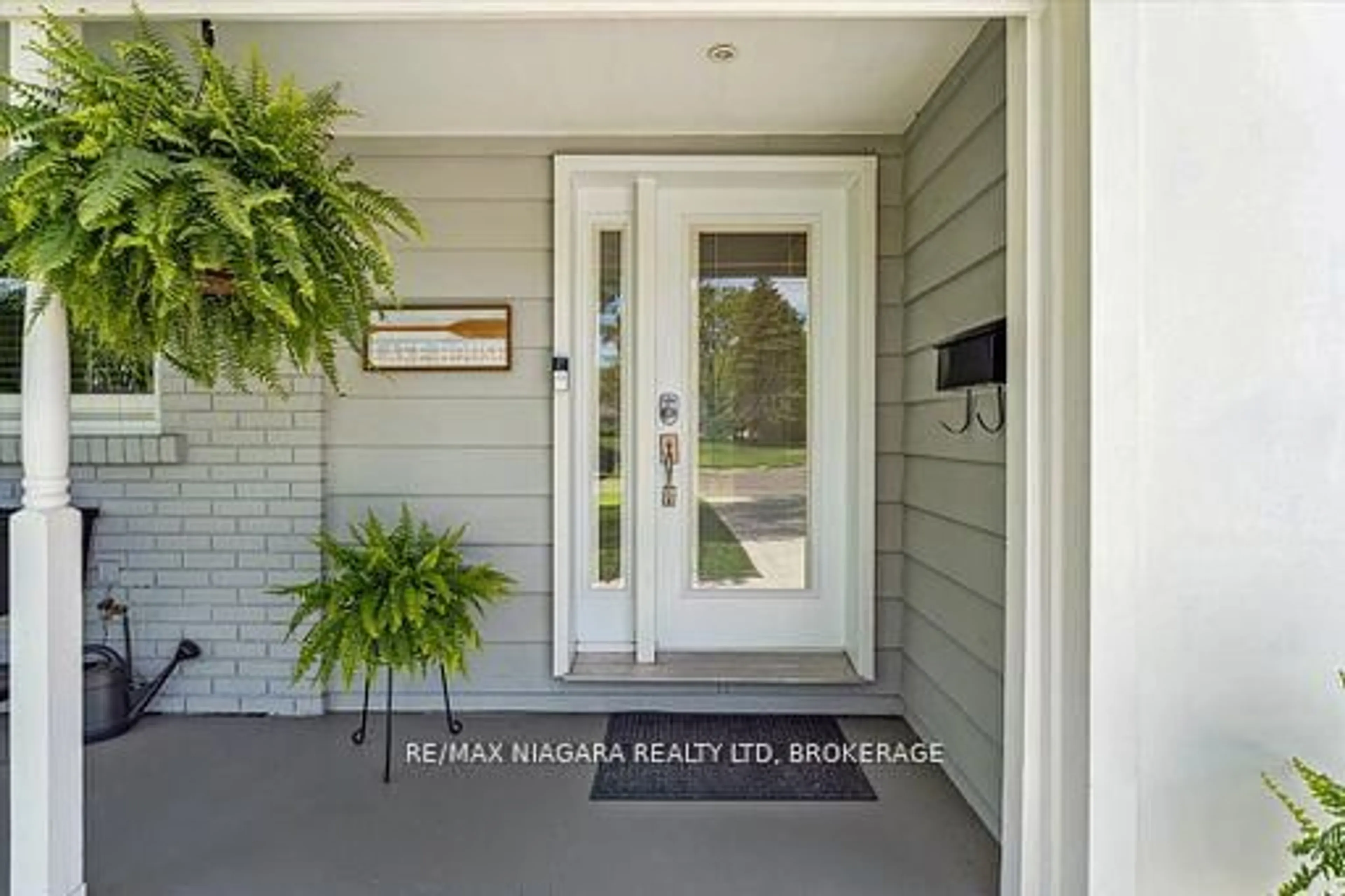Indoor entryway for 18 Rosemount Ave, Port Colborne Ontario L3K 5P7