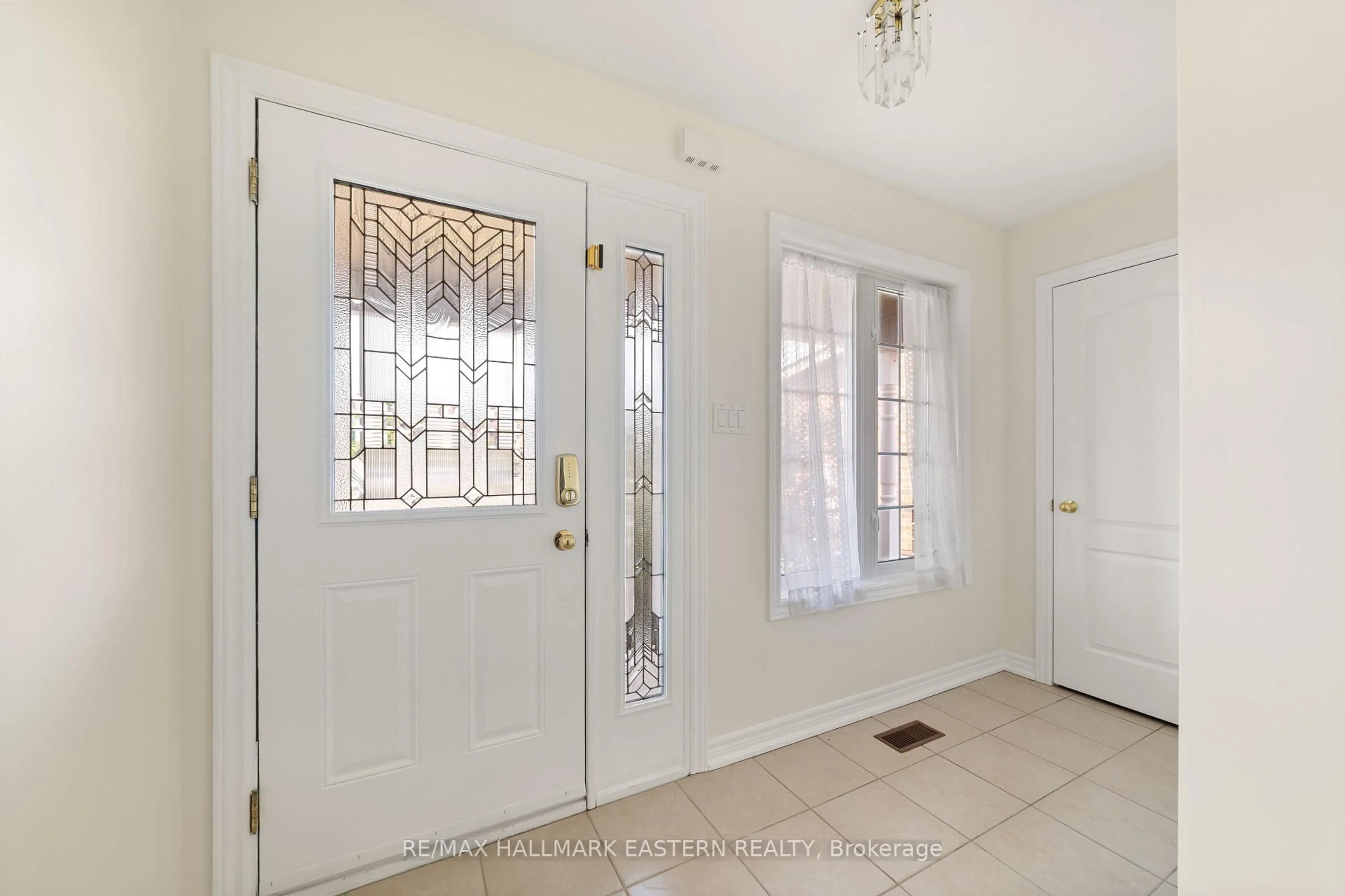 Indoor entryway for 67 Sweetnam Dr, Kawartha Lakes Ontario K9V 0A7