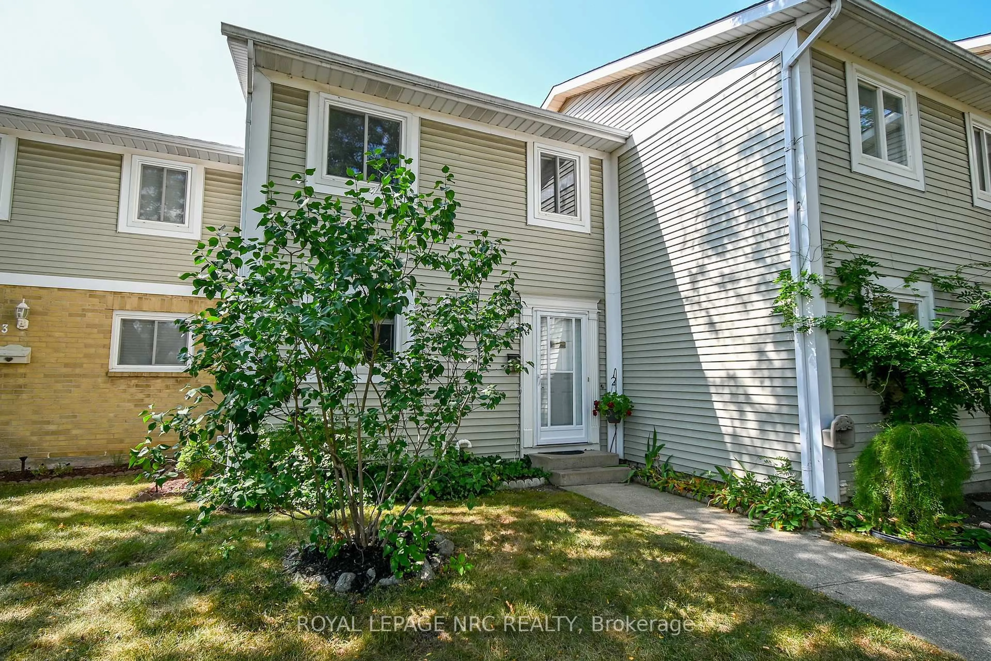 Home with vinyl exterior material, street for 38 Elma St #4, St. Catharines Ontario L2N 6Z3