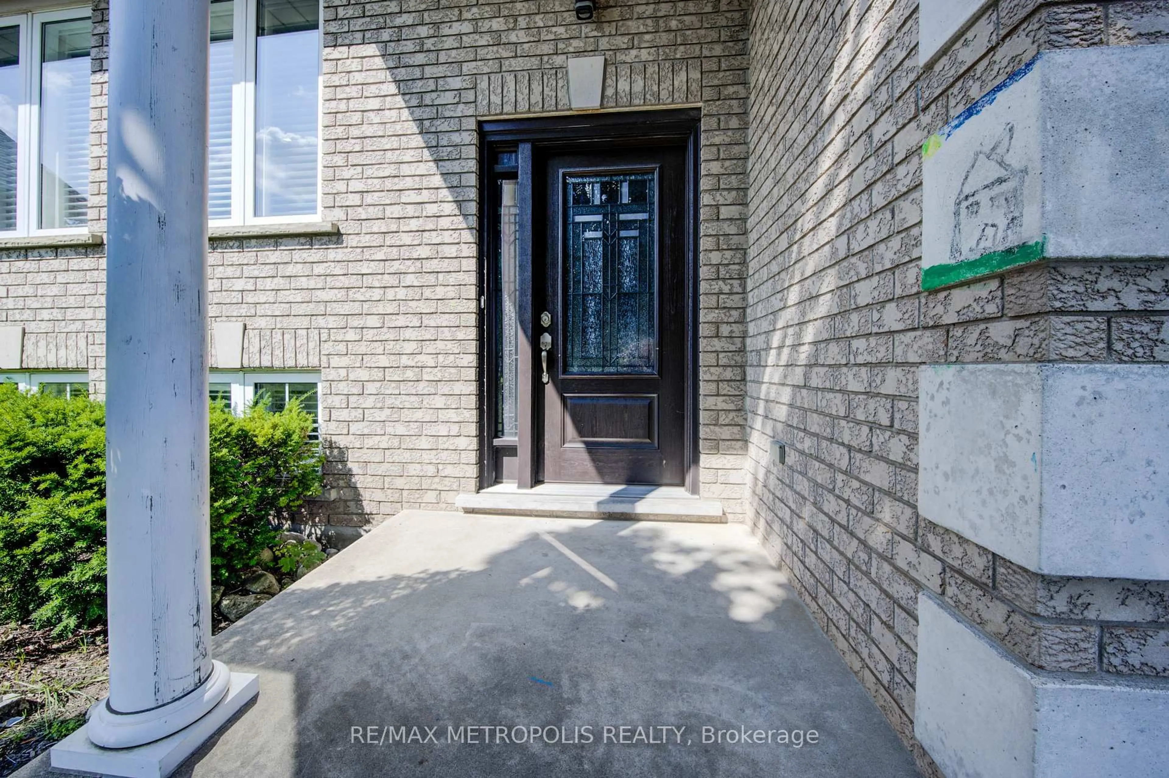 Indoor entryway for 258 Saginaw Pkwy, Cambridge Ontario N1T 1R7