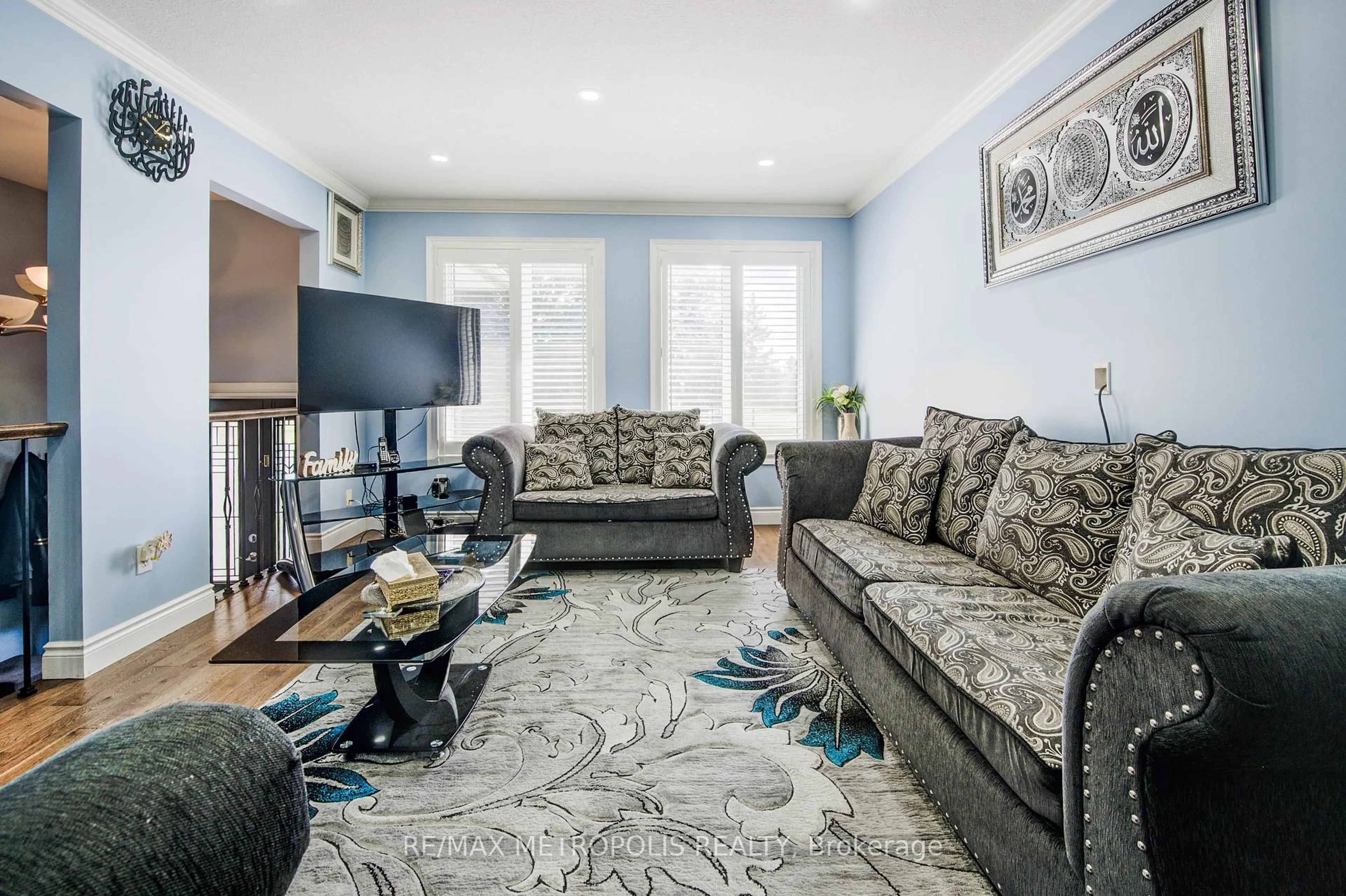 Living room with furniture, carpet floor for 258 Saginaw Pkwy, Cambridge Ontario N1T 1R7