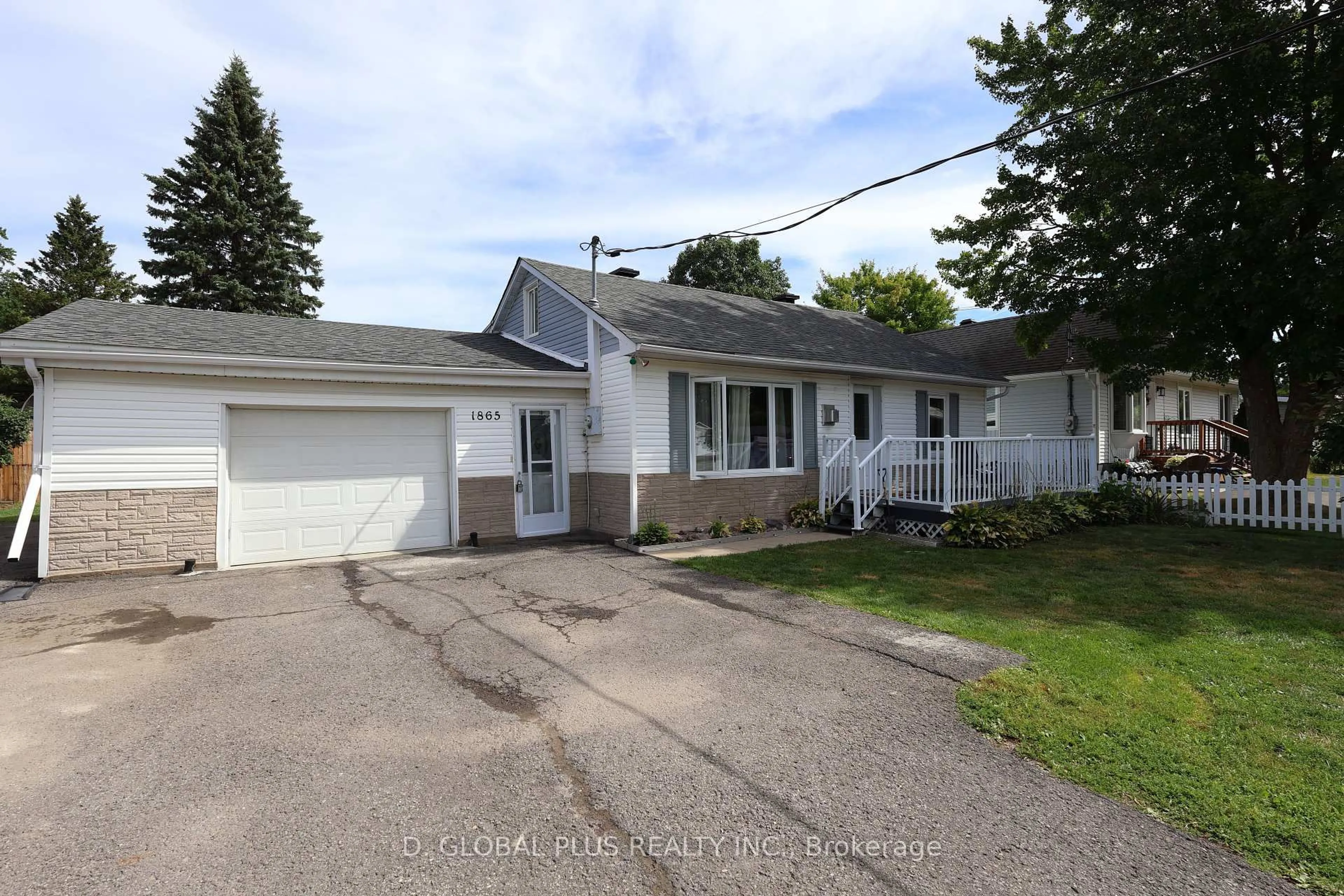 A pic from outside/outdoor area/front of a property/back of a property/a pic from drone, street for 1865 Alcide Ave, Vars Ontario K0A 3H0