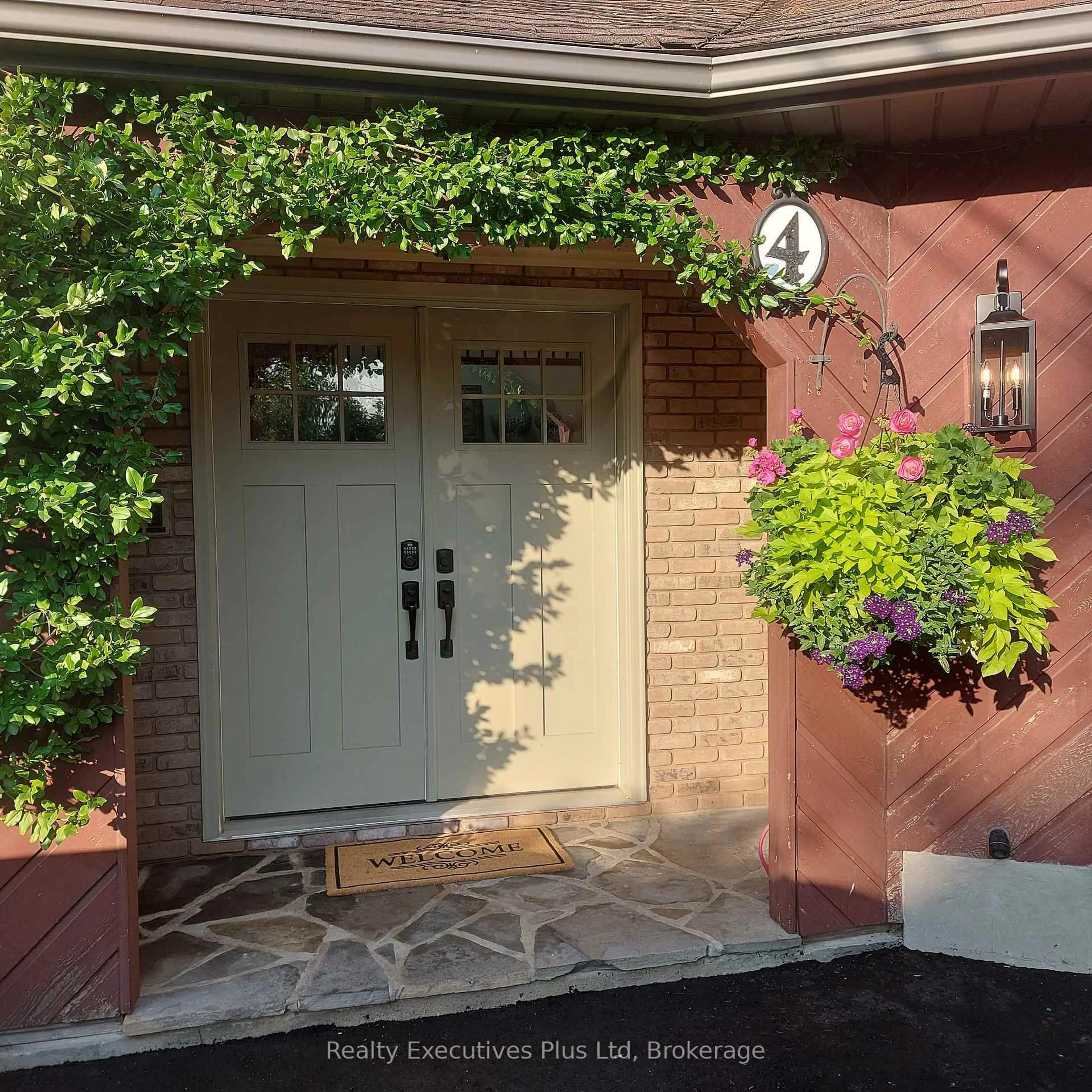 Indoor entryway for 4 Glenhill Pl, Guelph Ontario N1E 4G7