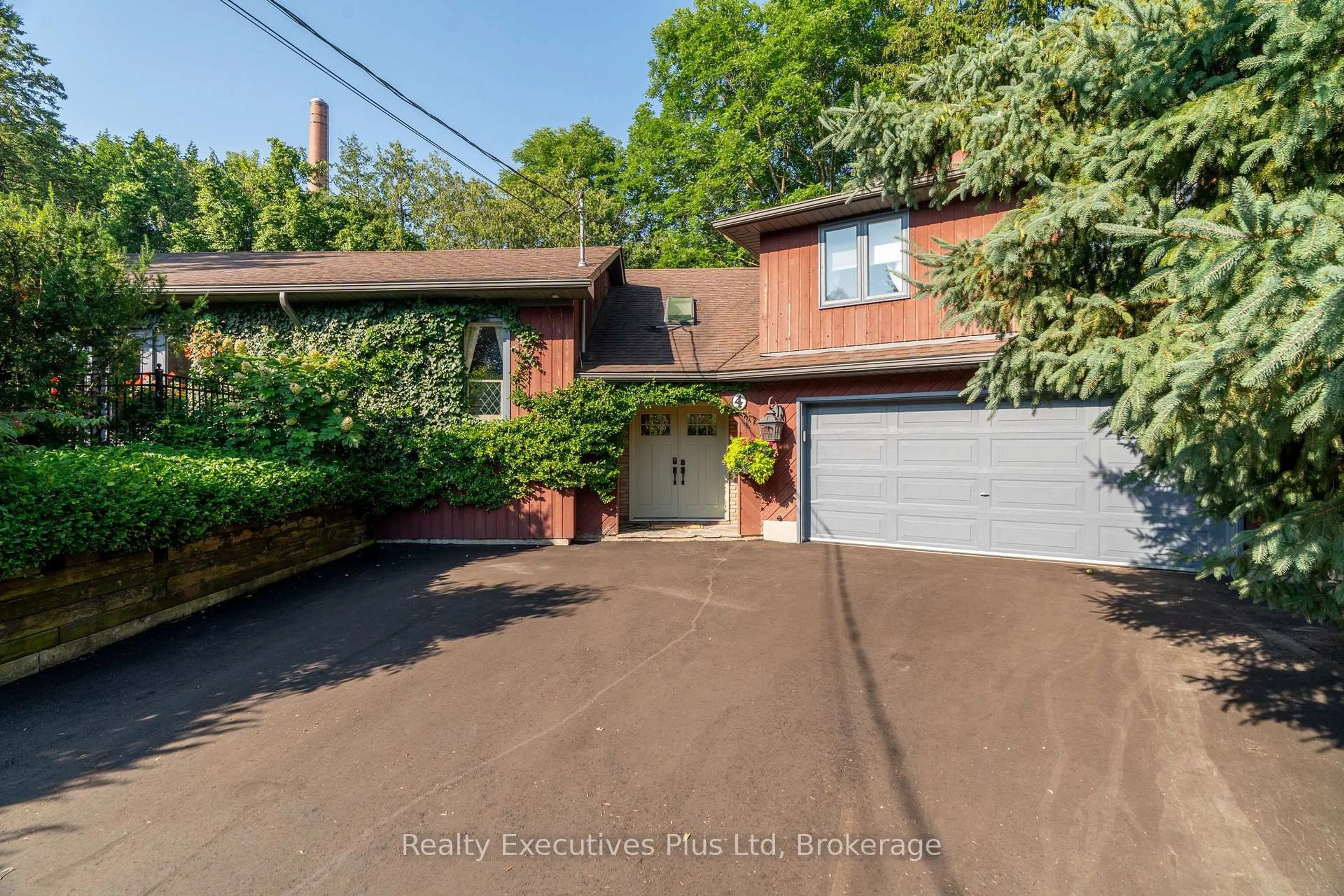 A pic from outside/outdoor area/front of a property/back of a property/a pic from drone, street for 4 Glenhill Pl, Guelph Ontario N1E 4G7