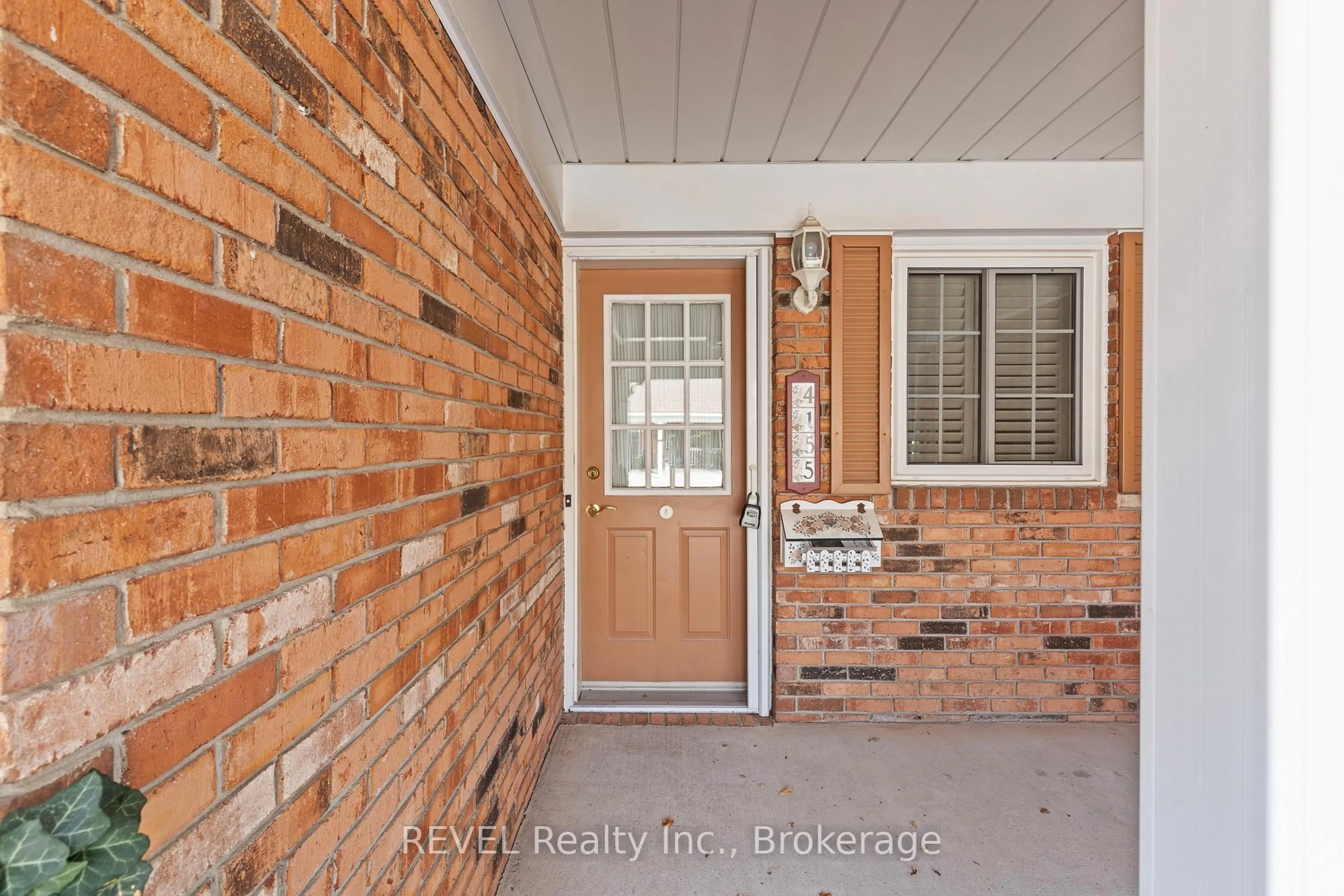 Indoor entryway for 4155 BEECHNUT Crt, Lincoln Ontario L0R 2C0