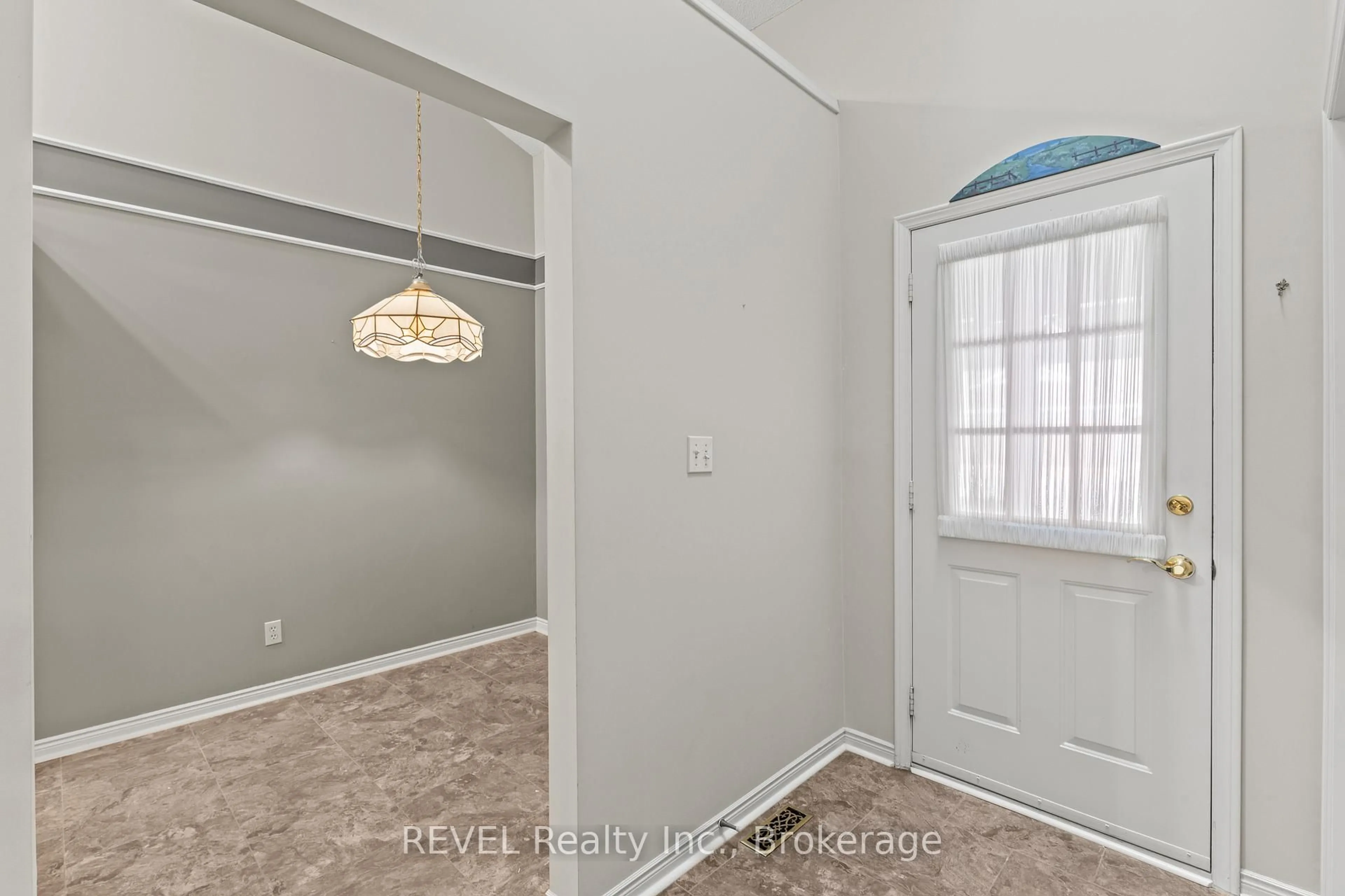 Indoor entryway for 4155 BEECHNUT Crt, Lincoln Ontario L0R 2C0