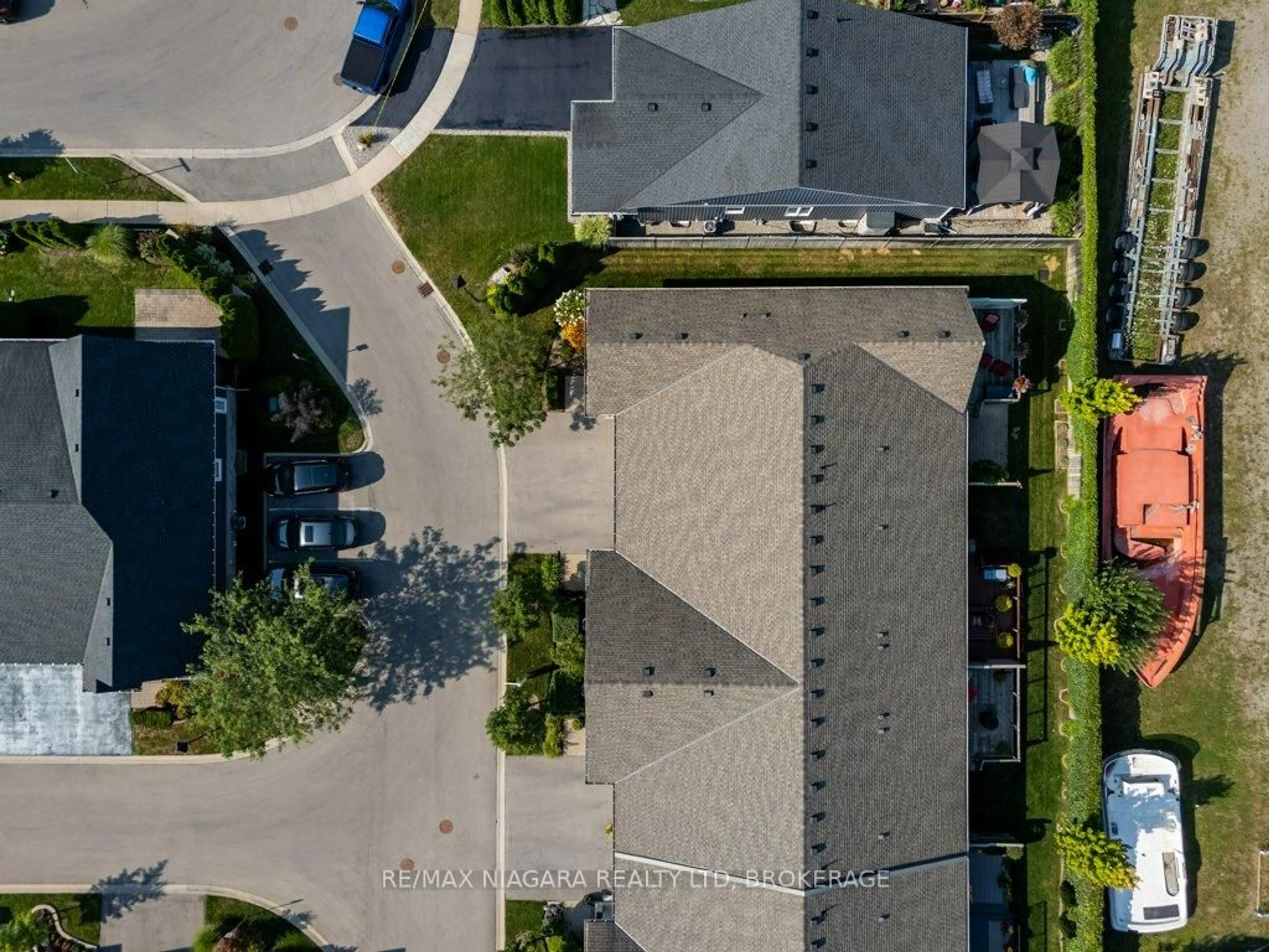 A pic from outside/outdoor area/front of a property/back of a property/a pic from drone, street for 34 Blossom Common, St. Catharines Ontario L2M 0B3