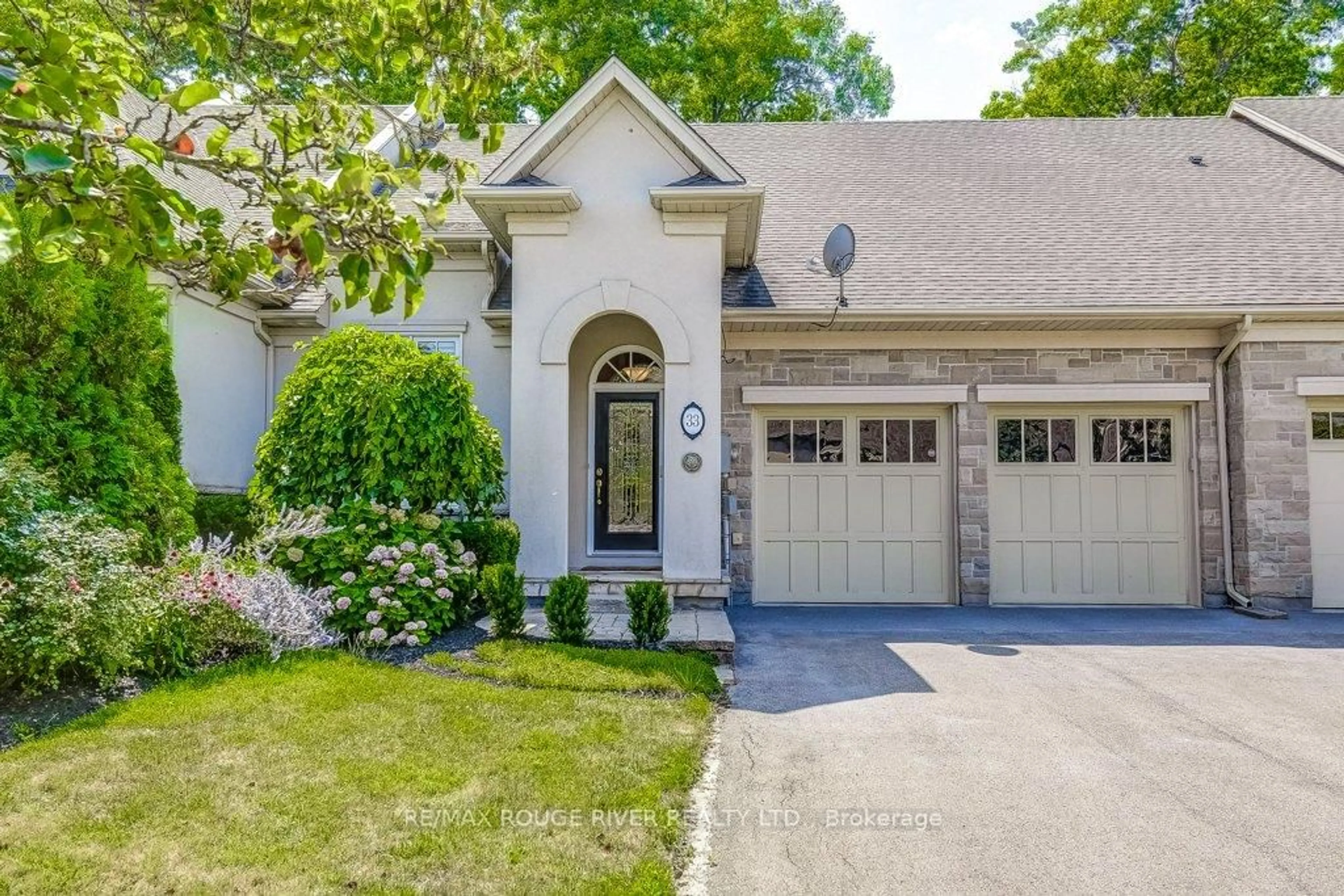 Home with brick exterior material, street for 33 Bay Berry Lane, Niagara-on-the-Lake Ontario L0S 1J0