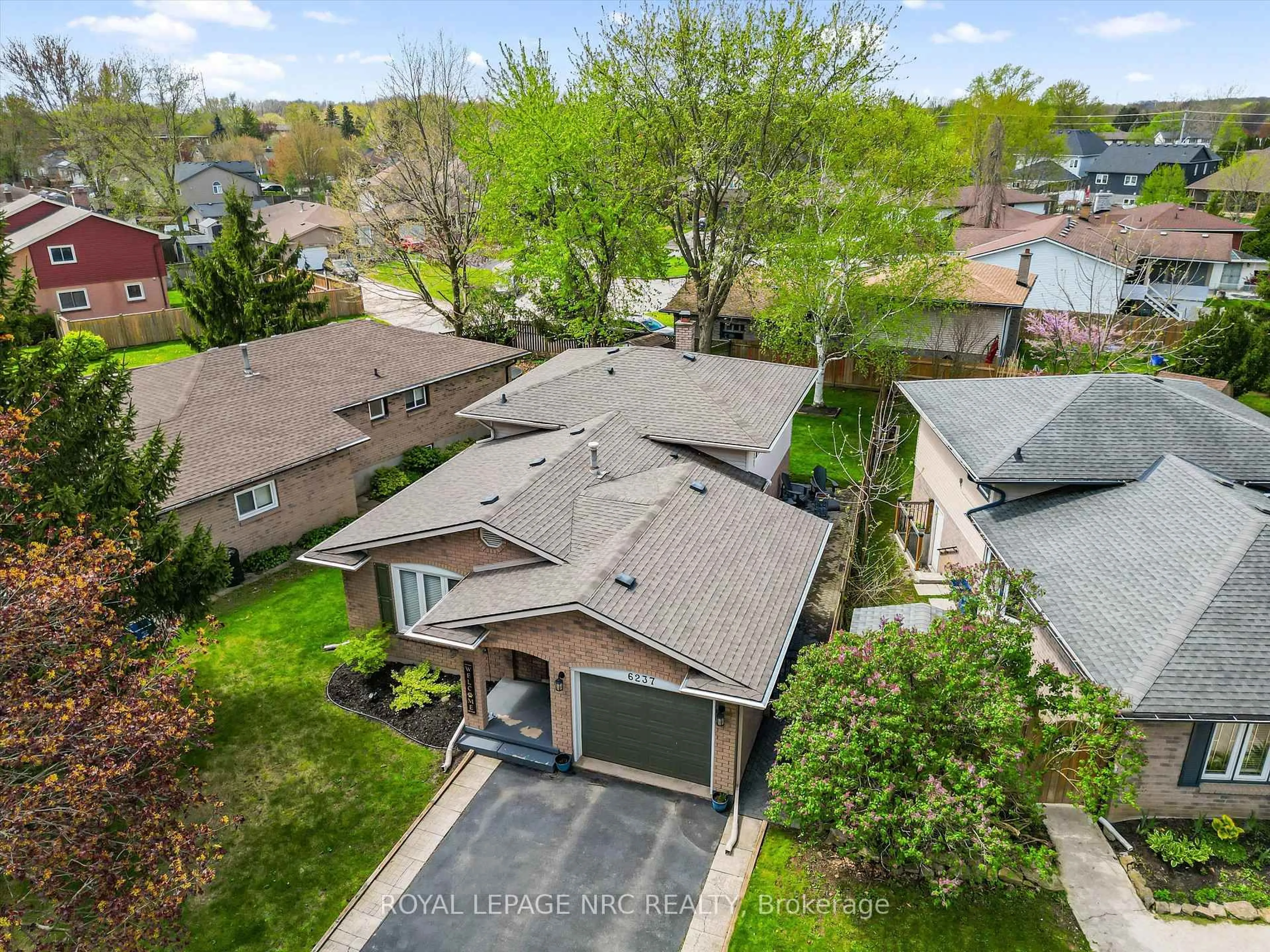 A pic from outside/outdoor area/front of a property/back of a property/a pic from drone, street for 6237 Delta Dr, Niagara Falls Ontario L2H 2H5