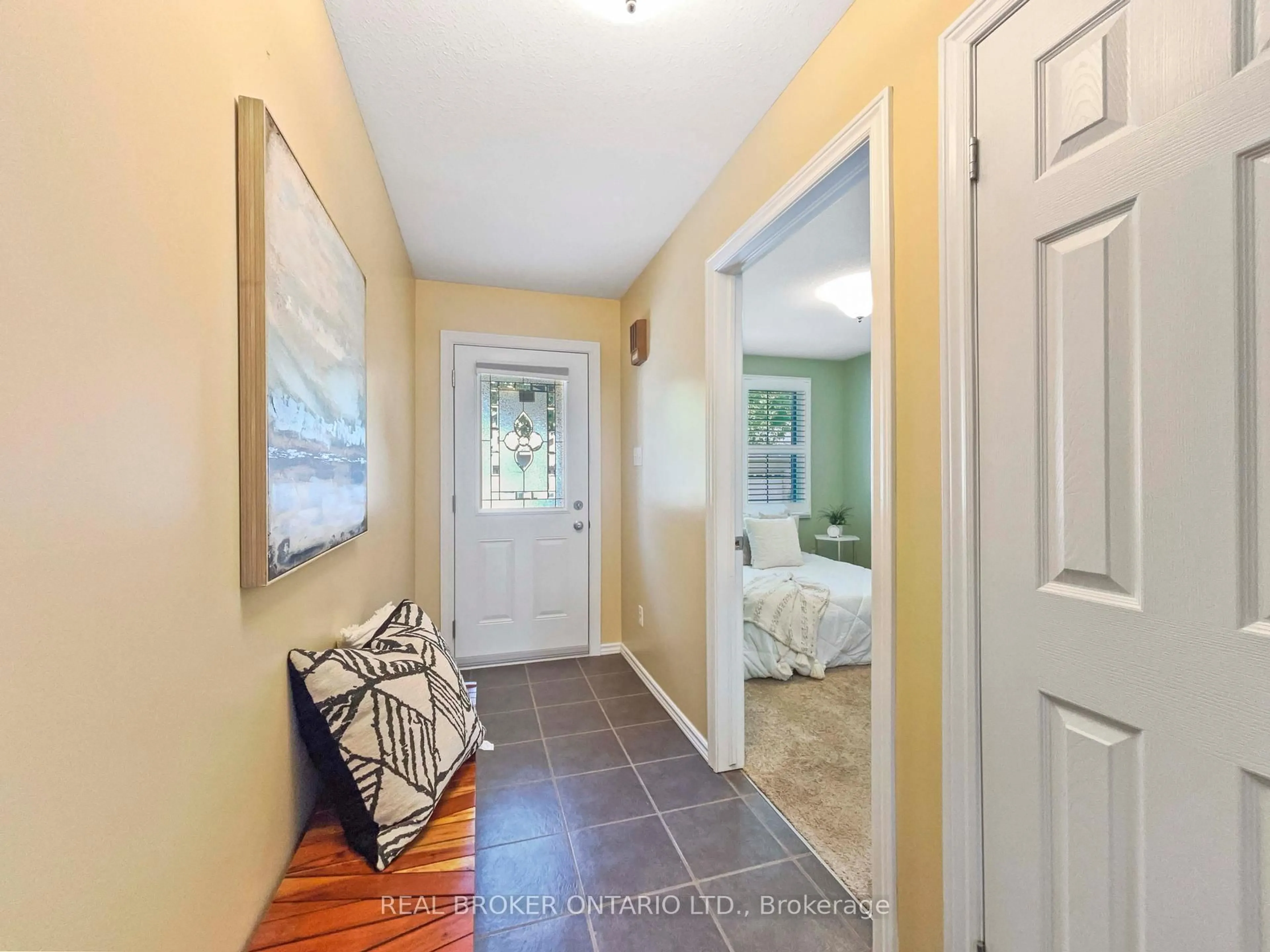 Indoor entryway for 35 Stratford Terr #35, Brantford Ontario N3T 6R8