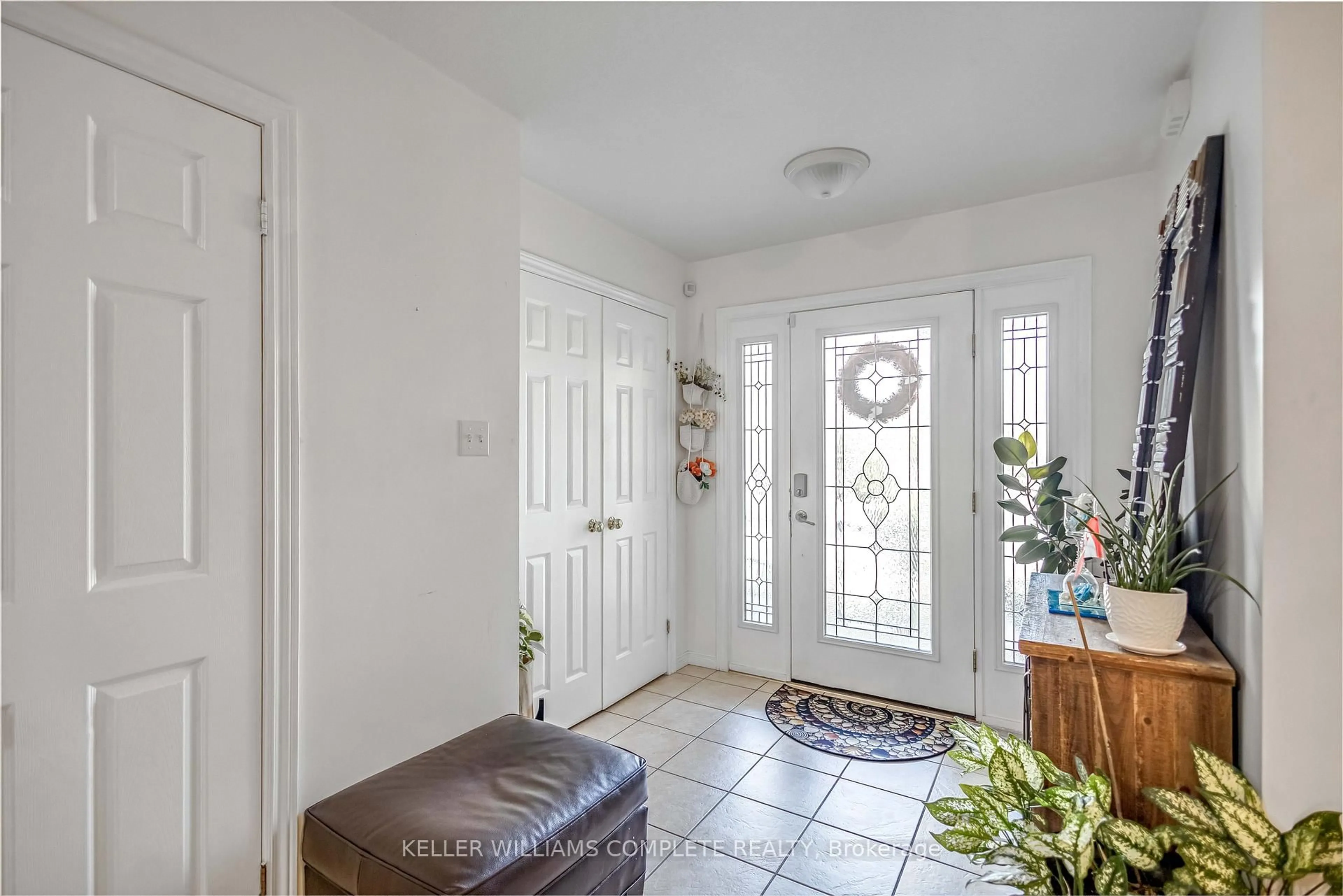 Indoor entryway for 16 JESSICA St, Hamilton Ontario L8W 4A3