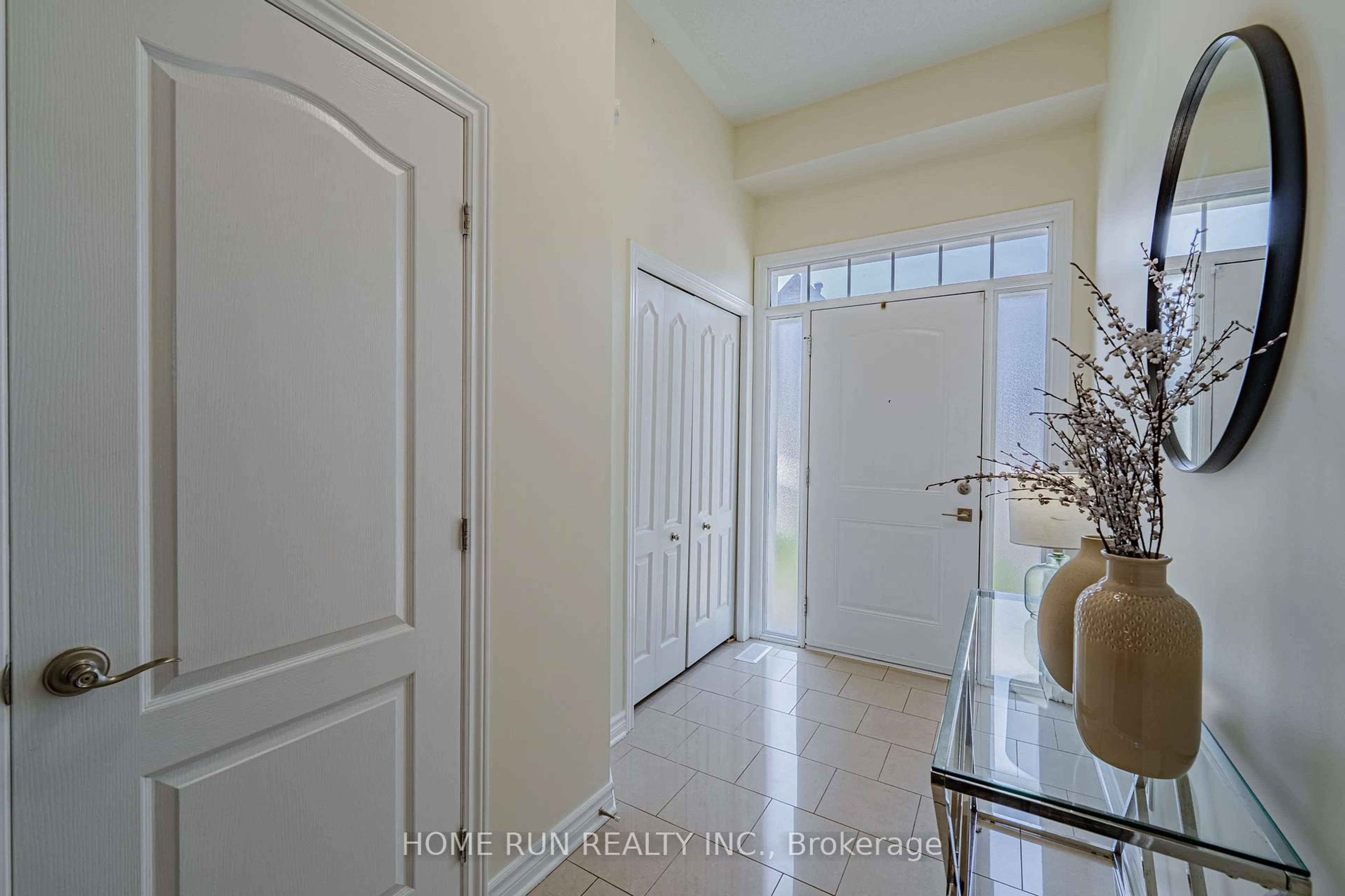Indoor entryway for 1576 Carronbridge Circ, Ottawa Ontario K2M 0G5