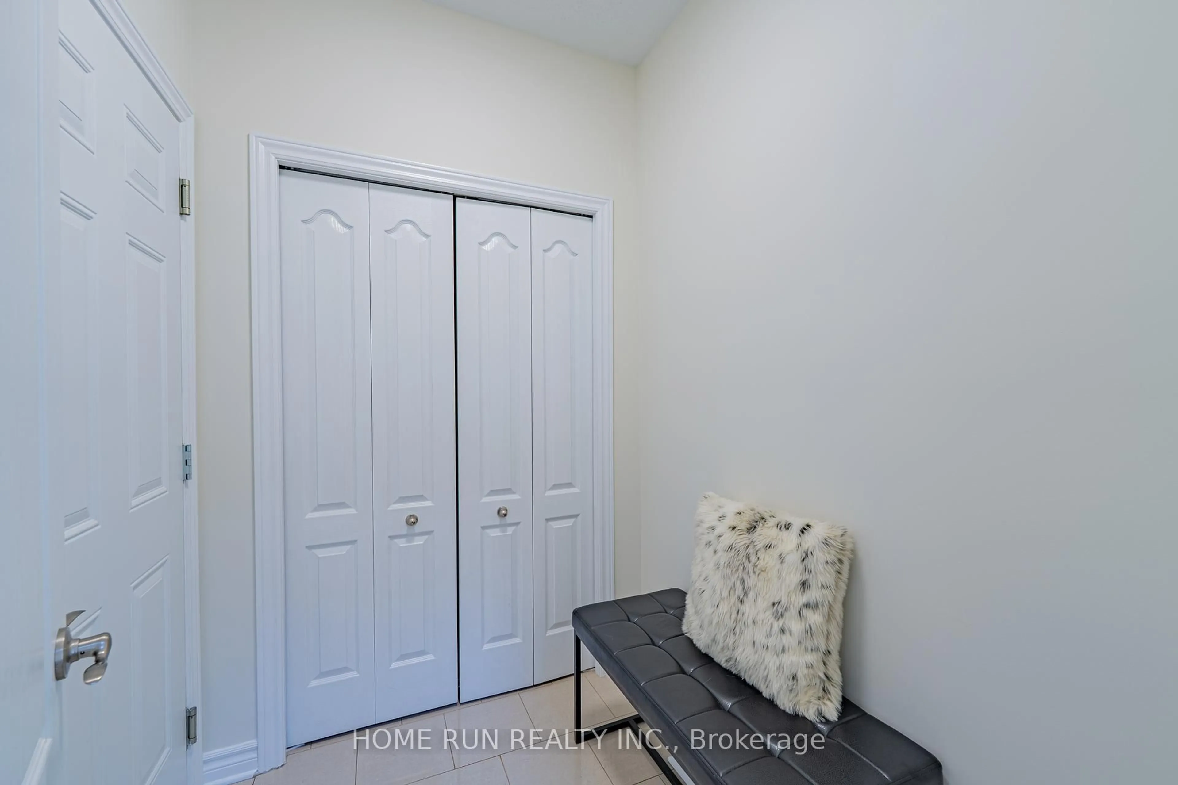 Indoor entryway for 1576 Carronbridge Circ, Ottawa Ontario K2M 0G5