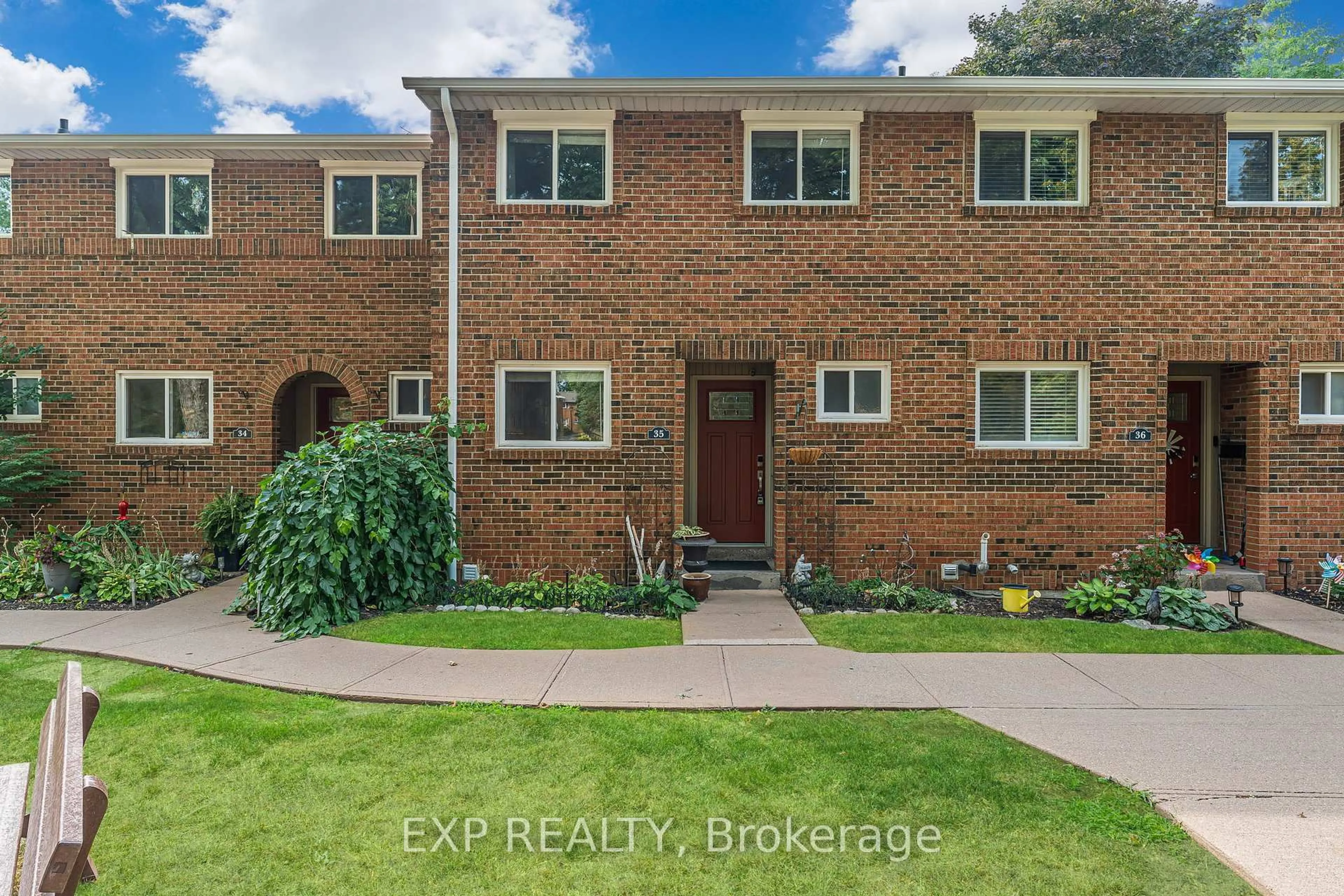Home with brick exterior material, street for 125 Livingston Ave #35, Grimsby Ontario L3M 4S5