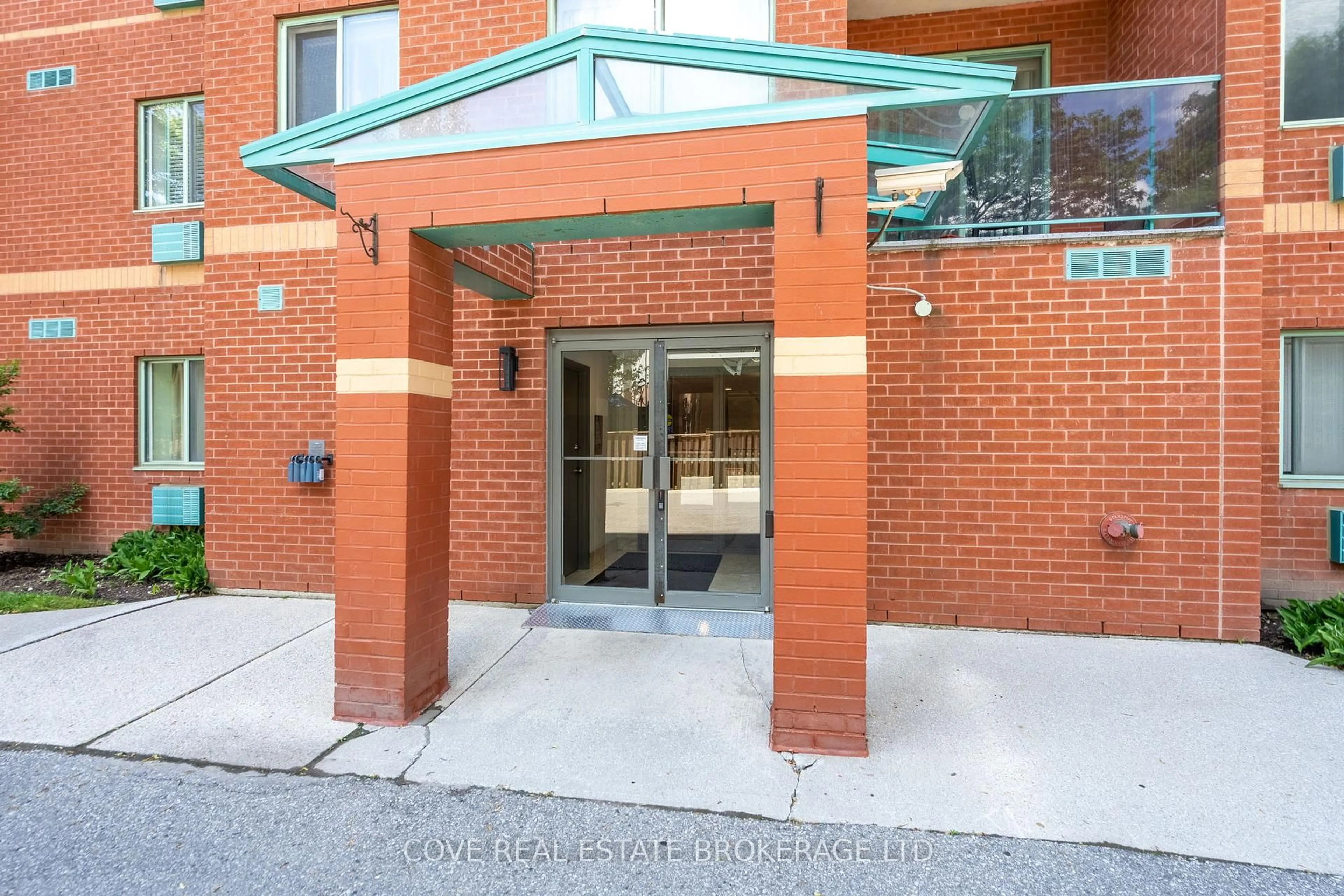 Indoor foyer for 76 Base Line Rd #1004, London South Ontario N6J 4X6