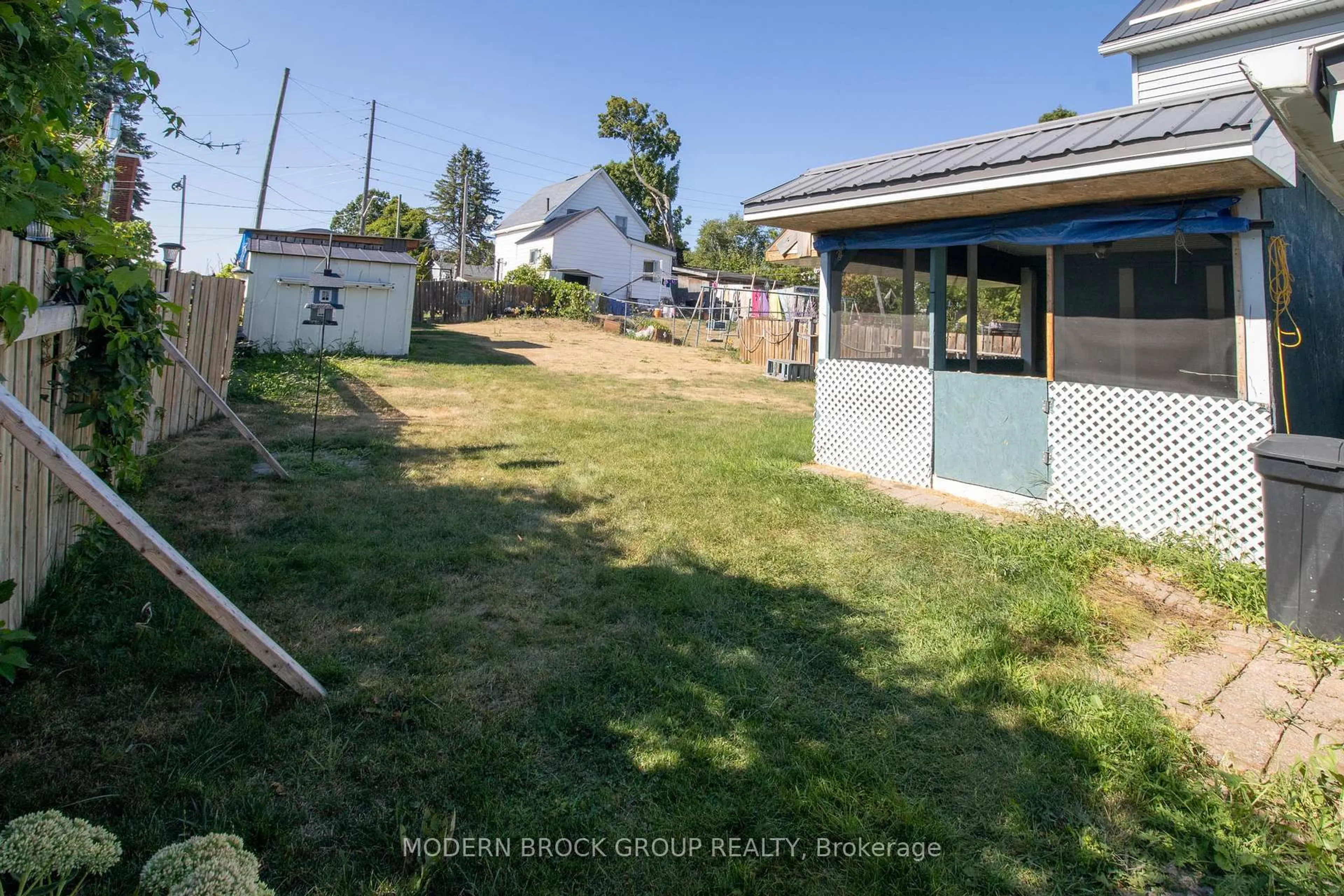 A pic from outside/outdoor area/front of a property/back of a property/a pic from drone, street for 116 Havelock St, Brockville Ontario K6V 4M1
