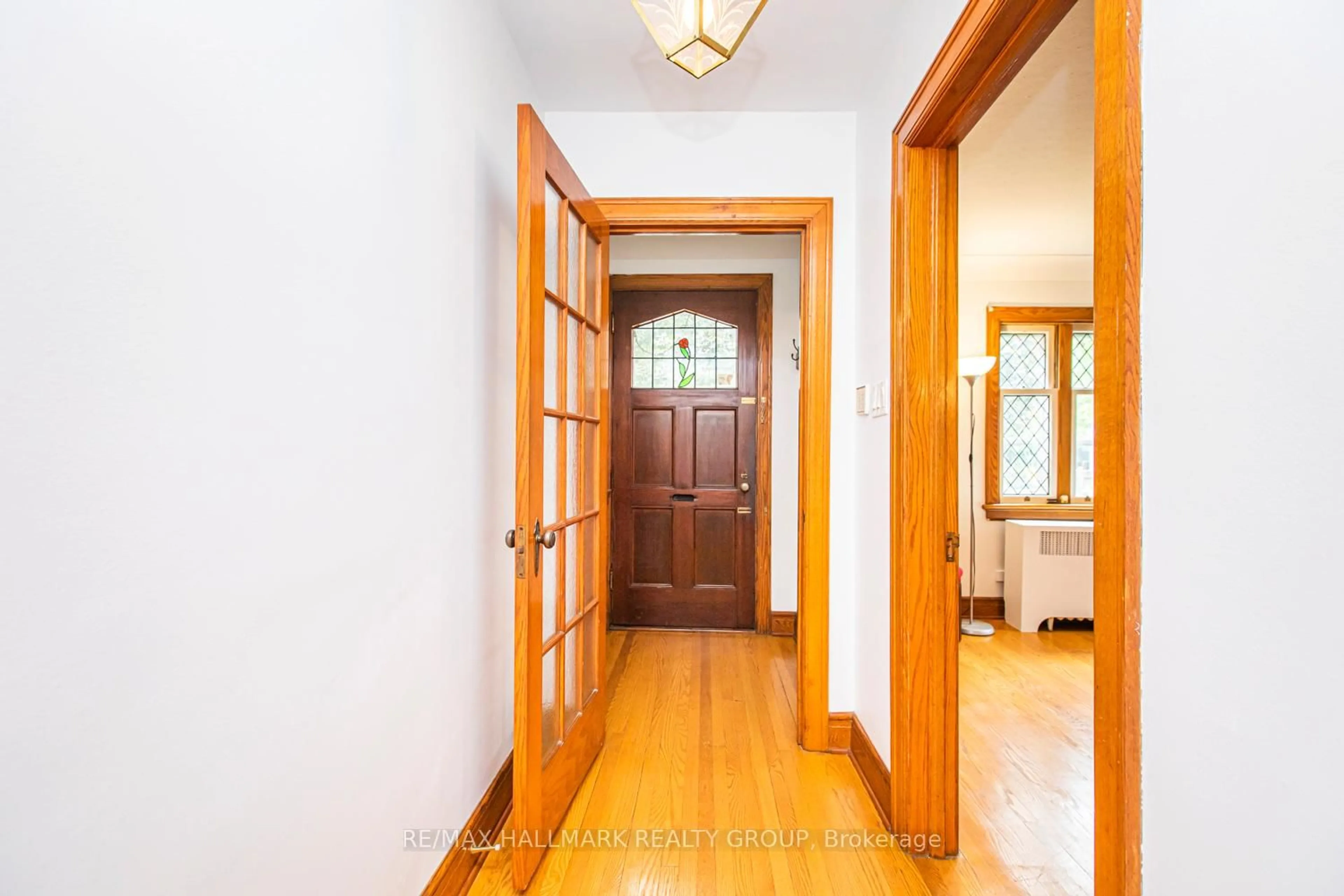 Indoor foyer for 150 Ruskin St, Ottawa Ontario K1Y 4C1