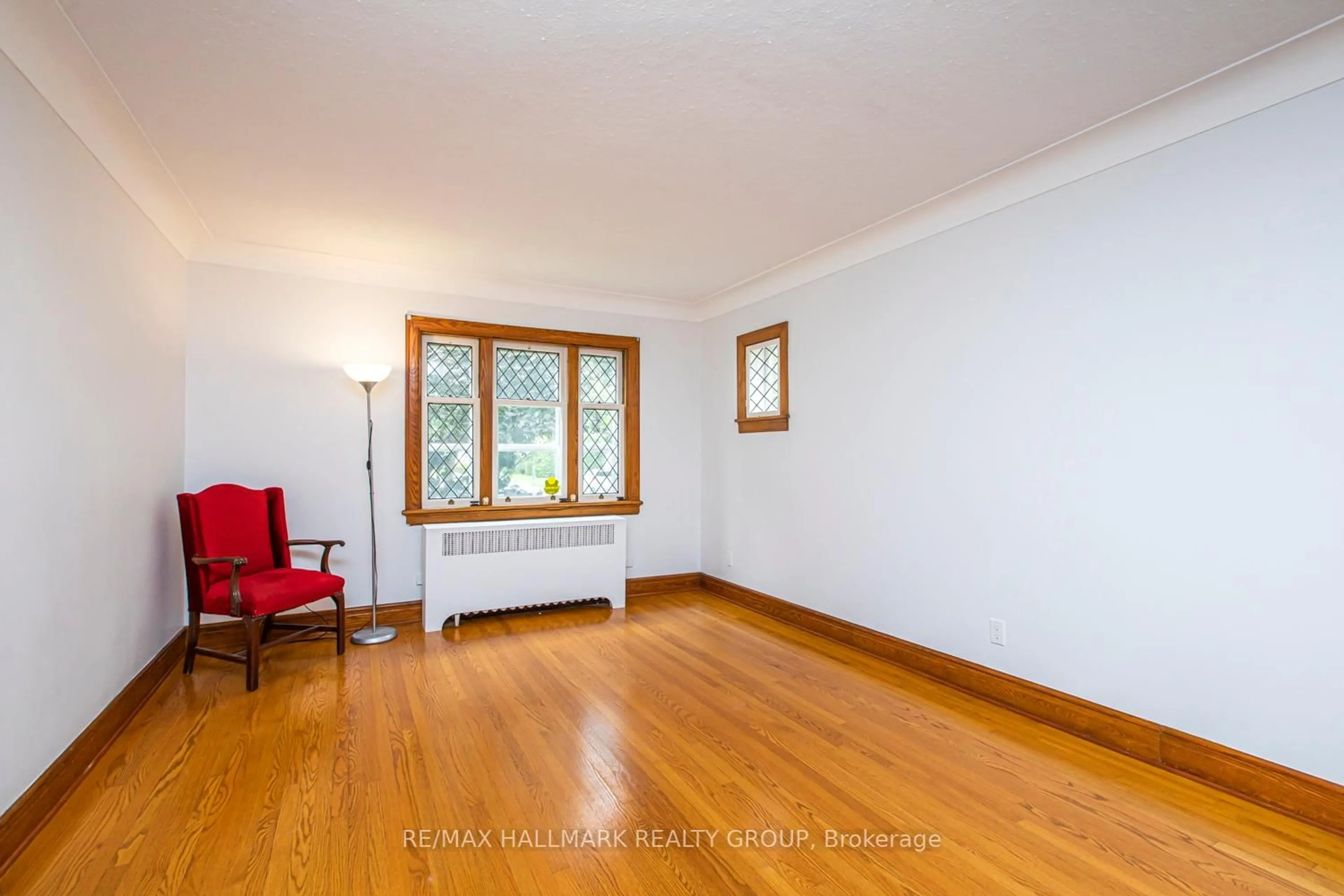 Living room with furniture, wood/laminate floor for 150 Ruskin St, Ottawa Ontario K1Y 4C1