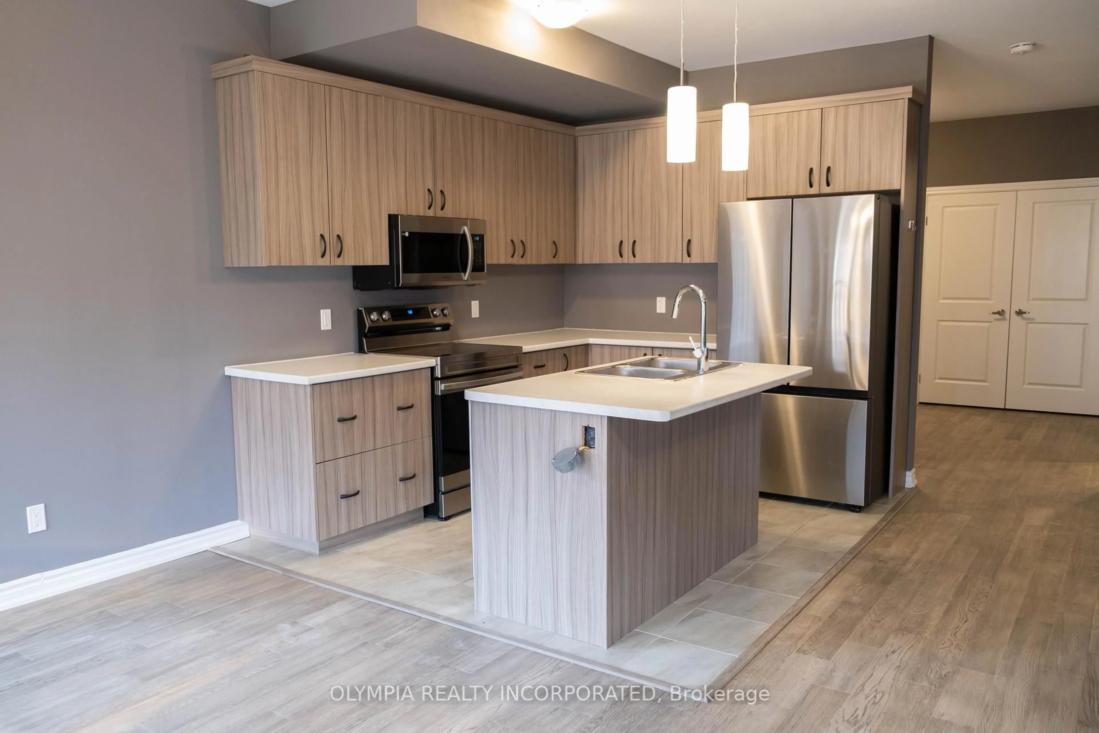 Open concept kitchen, unknown for 99 Louise St, Welland Ontario L3B 0J8