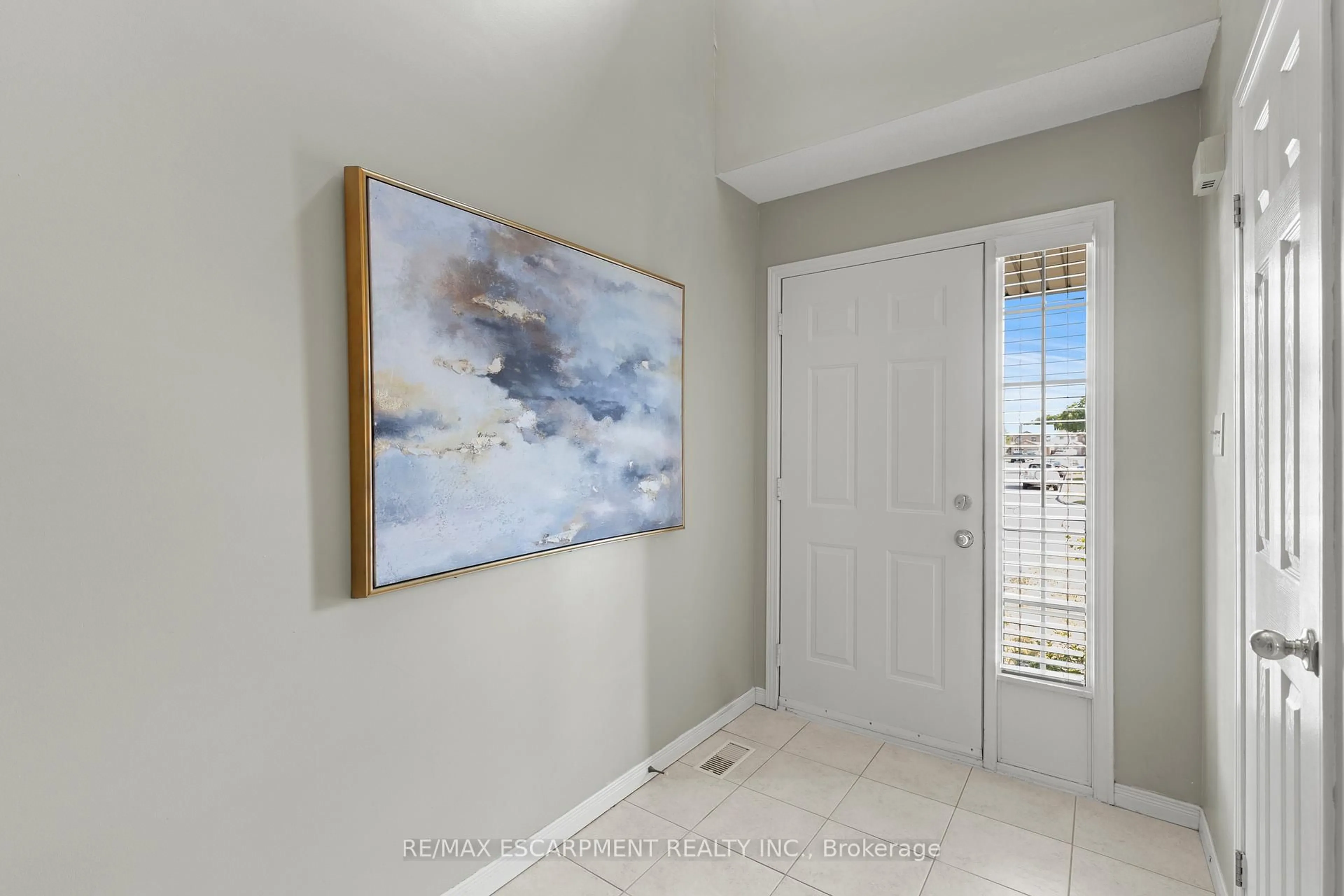 Indoor entryway for 134 TERNI Blvd #2, Hamilton Ontario L8W 3Y9