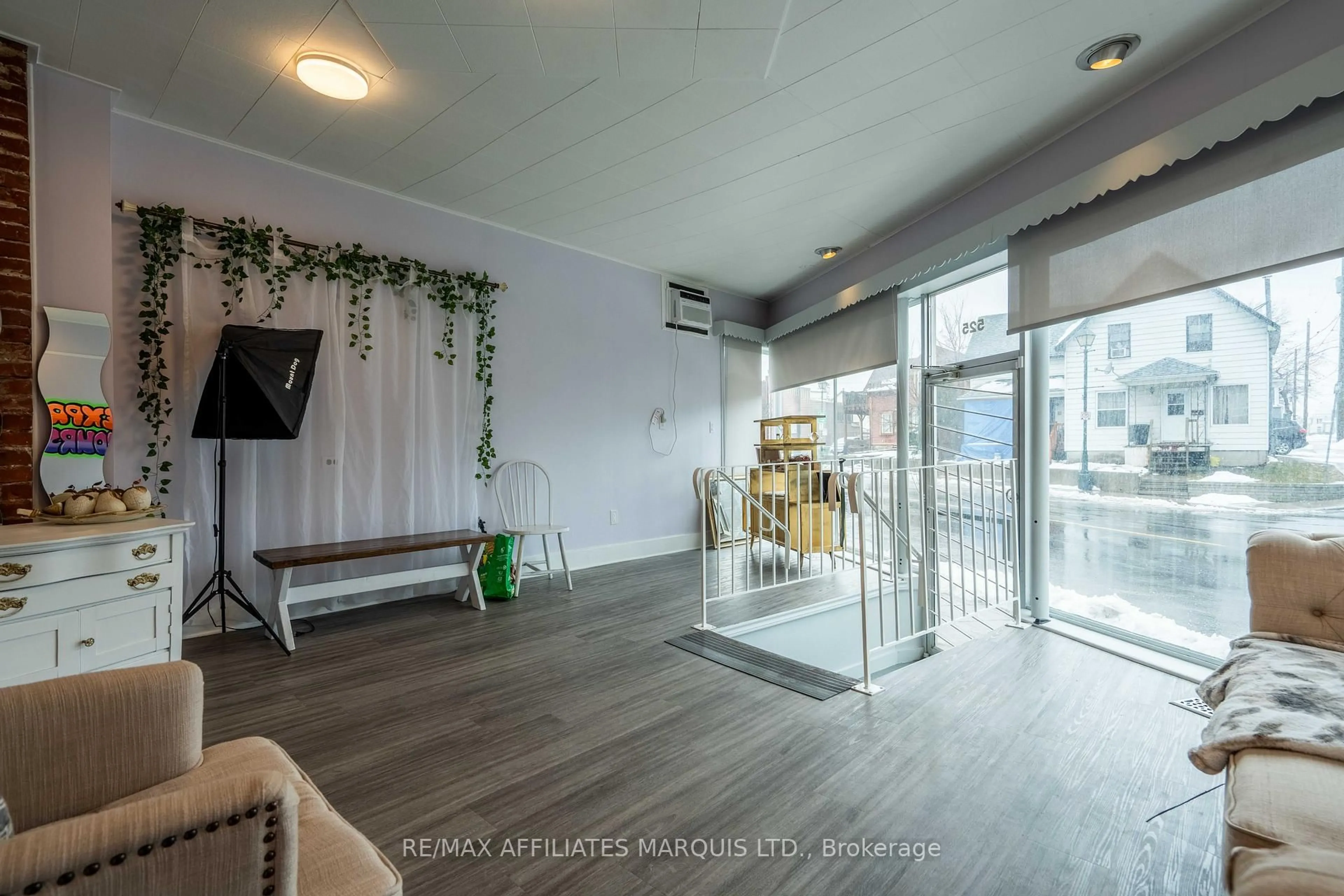 Indoor foyer for 115 Louisa St, Cornwall Ontario K6H 4P7