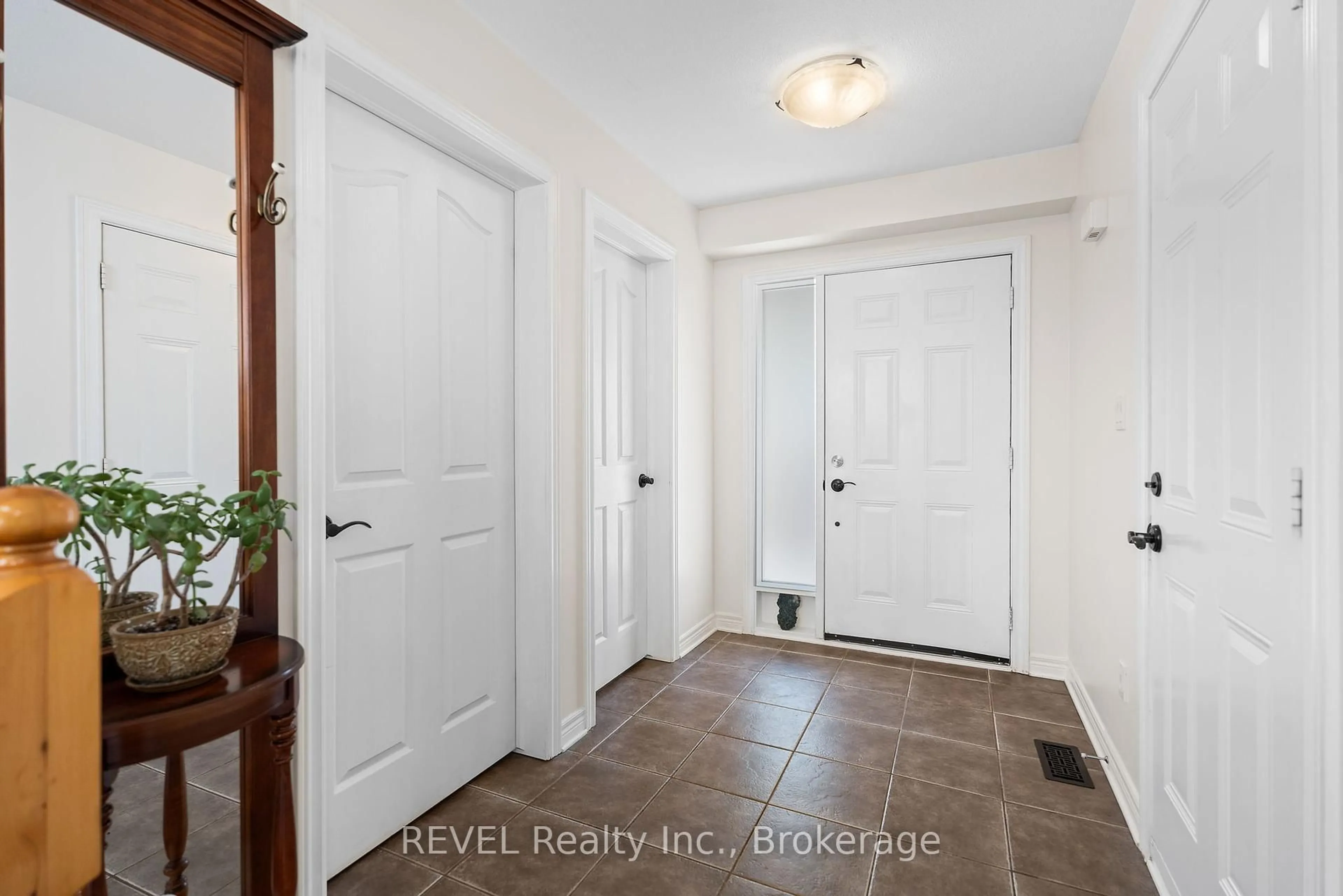 Indoor entryway for 99 Loretta Dr, Niagara-on-the-Lake Ontario L0S 1T0