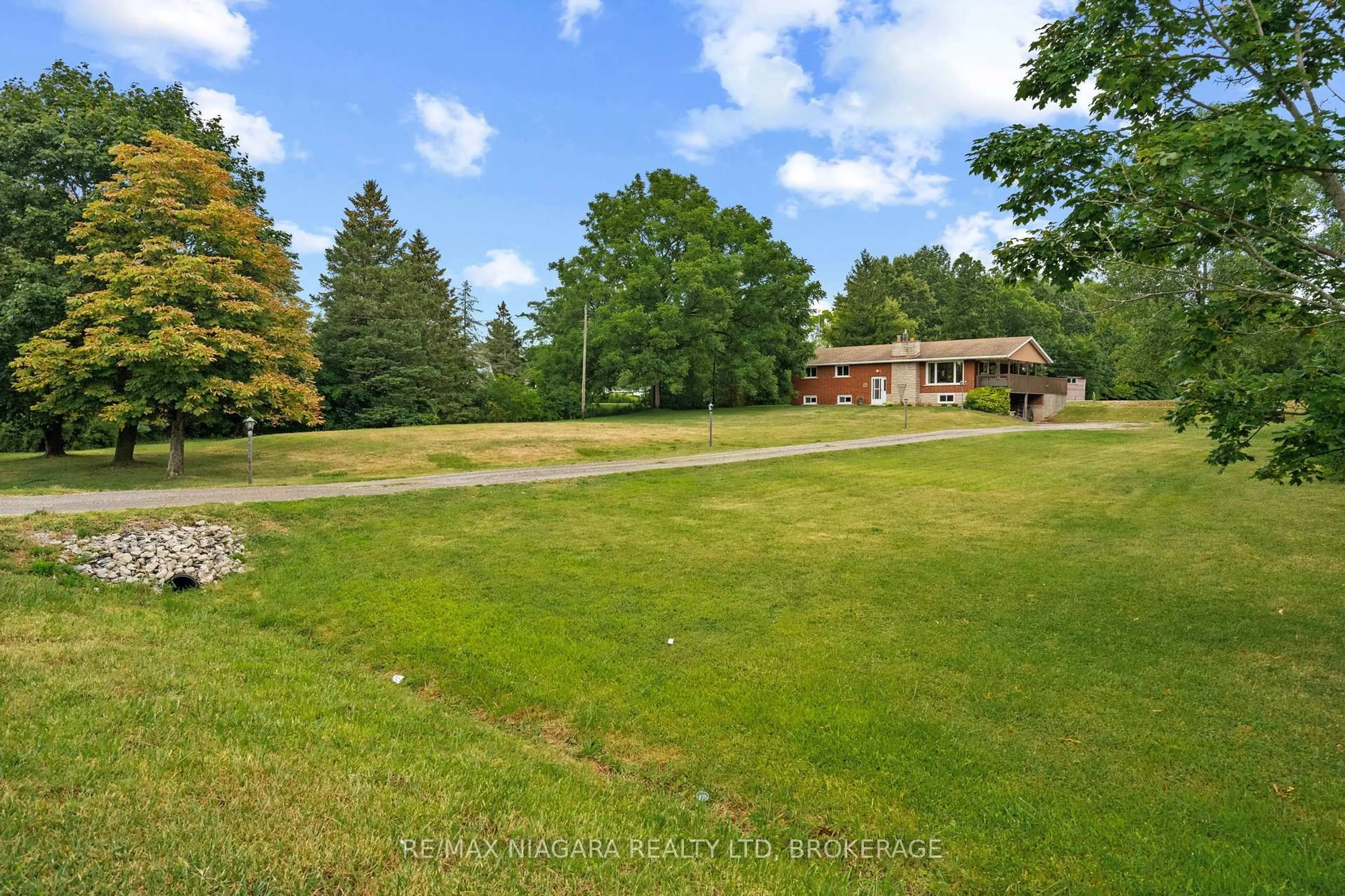 A pic from outside/outdoor area/front of a property/back of a property/a pic from drone, water/lake/river/ocean view for 594 Doans Ridge Rd, Welland Ontario L3B 5N7