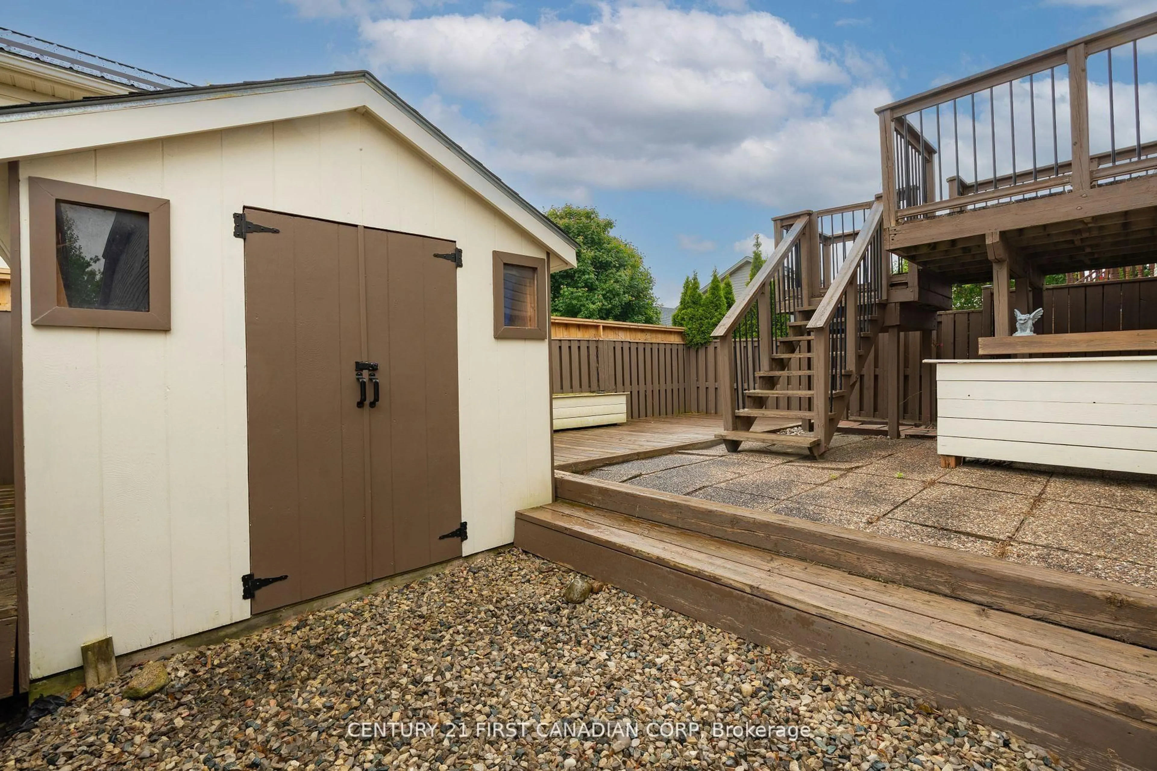 A pic from outside/outdoor area/front of a property/back of a property/a pic from drone, street for 475 Exmouth Circ, London East Ontario N5V 5G5