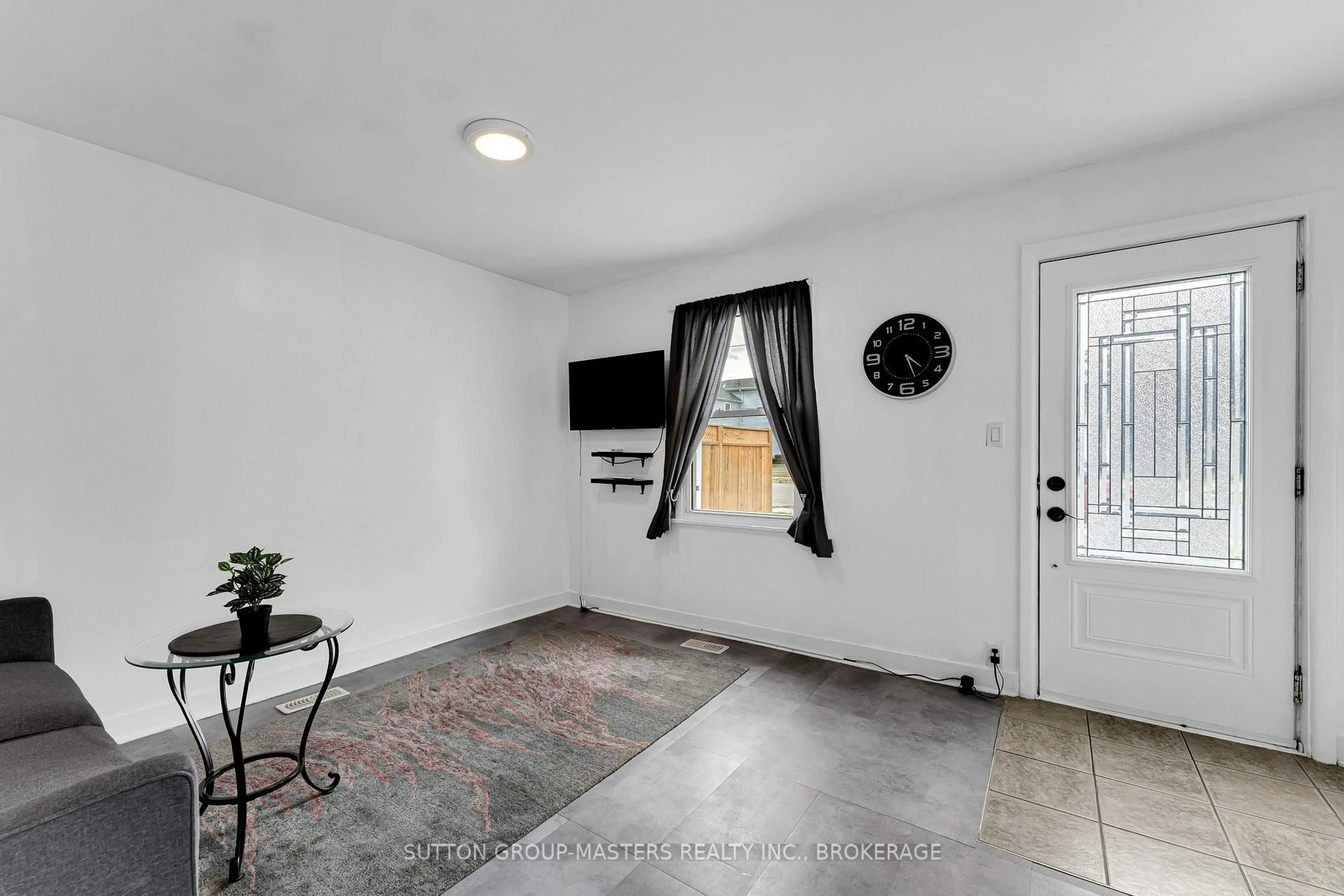 Indoor entryway for 11 Kingscourt Ave, Kingston Ontario K7K 4N6