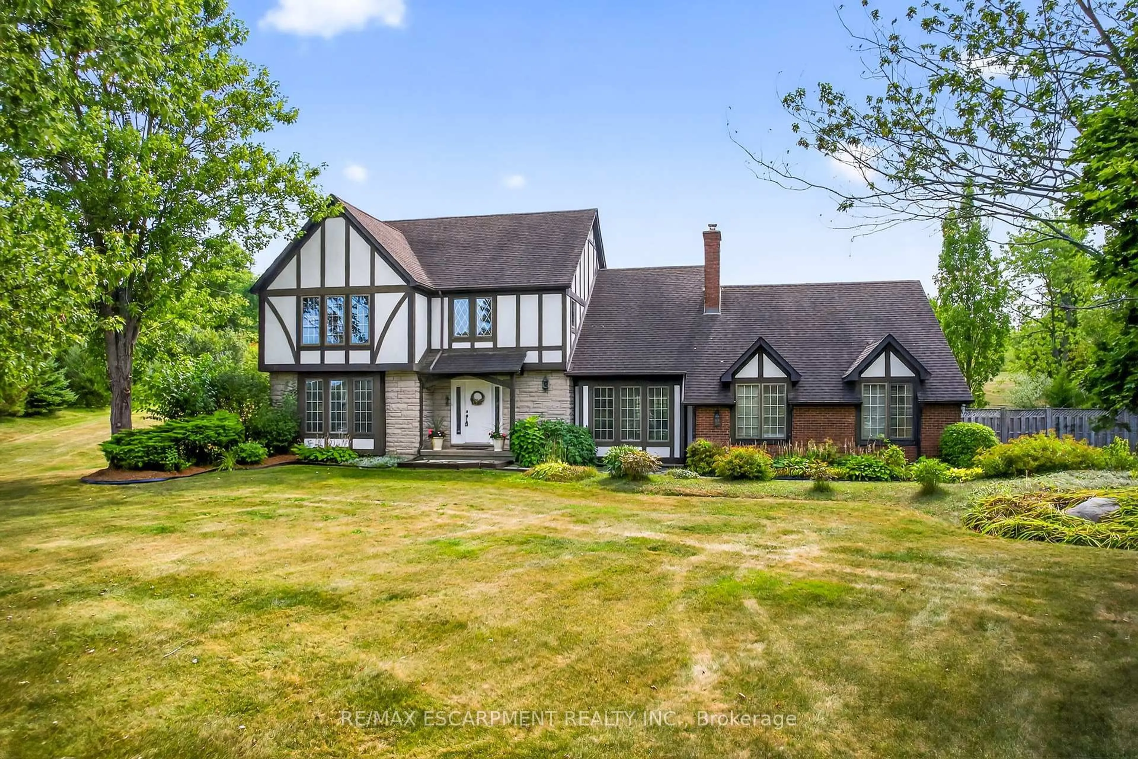 A pic from outside/outdoor area/front of a property/back of a property/a pic from drone, street for 22 Weneil Dr, Hamilton Ontario L8B 0Z6