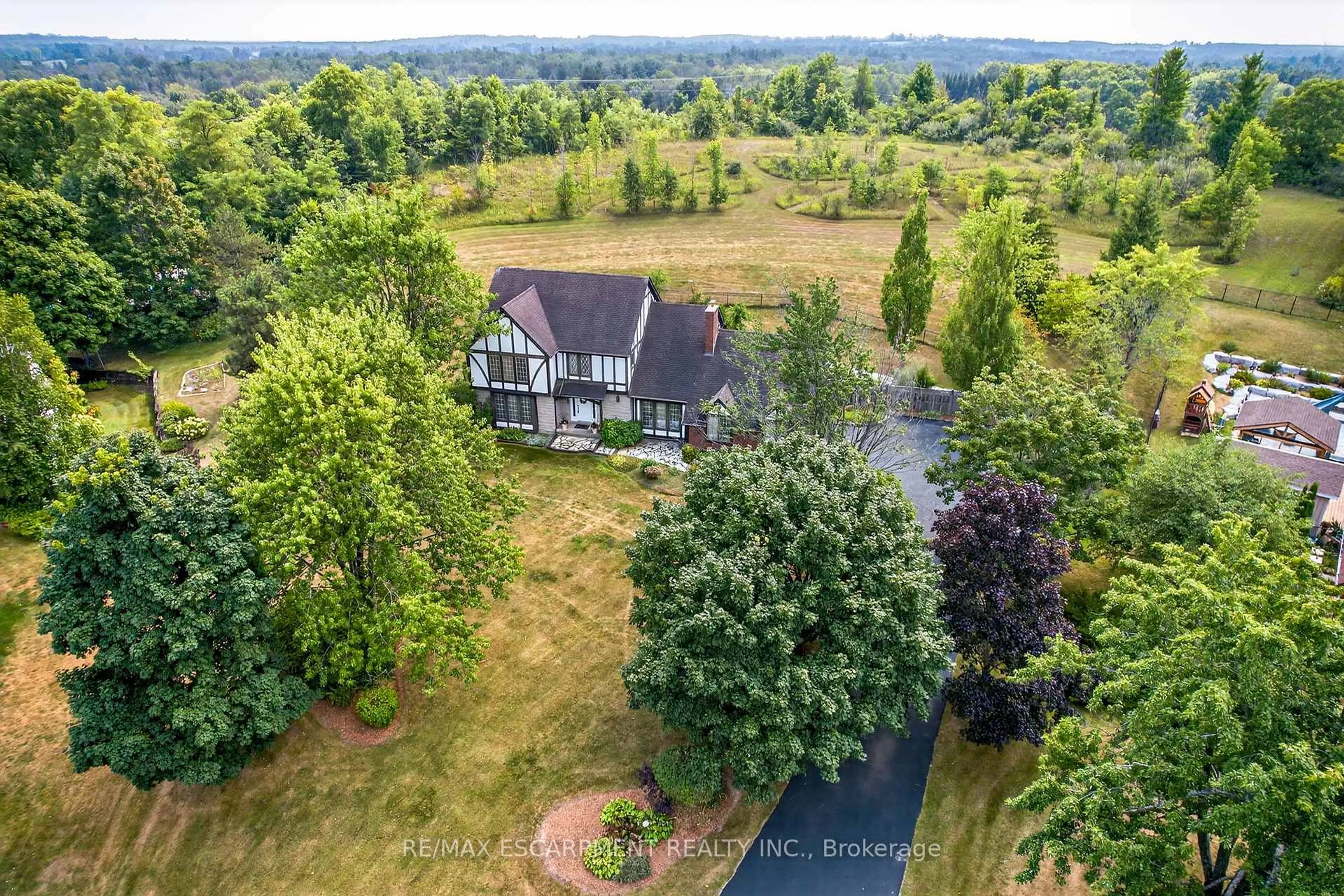 A pic from outside/outdoor area/front of a property/back of a property/a pic from drone, water/lake/river/ocean view for 22 Weneil Dr, Hamilton Ontario L8B 0Z6