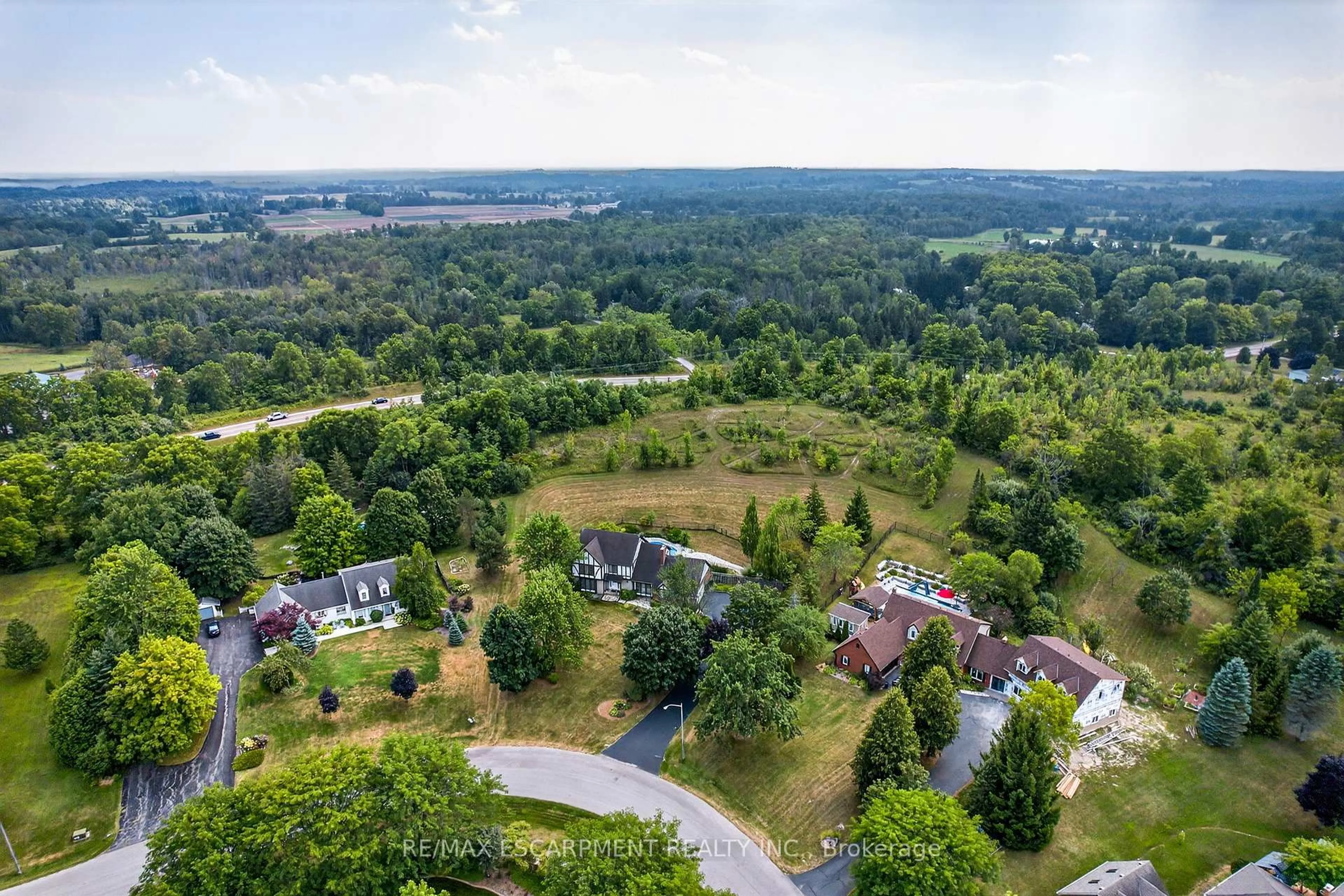 A pic from outside/outdoor area/front of a property/back of a property/a pic from drone, forest/trees view for 22 Weneil Dr, Hamilton Ontario L8B 0Z6