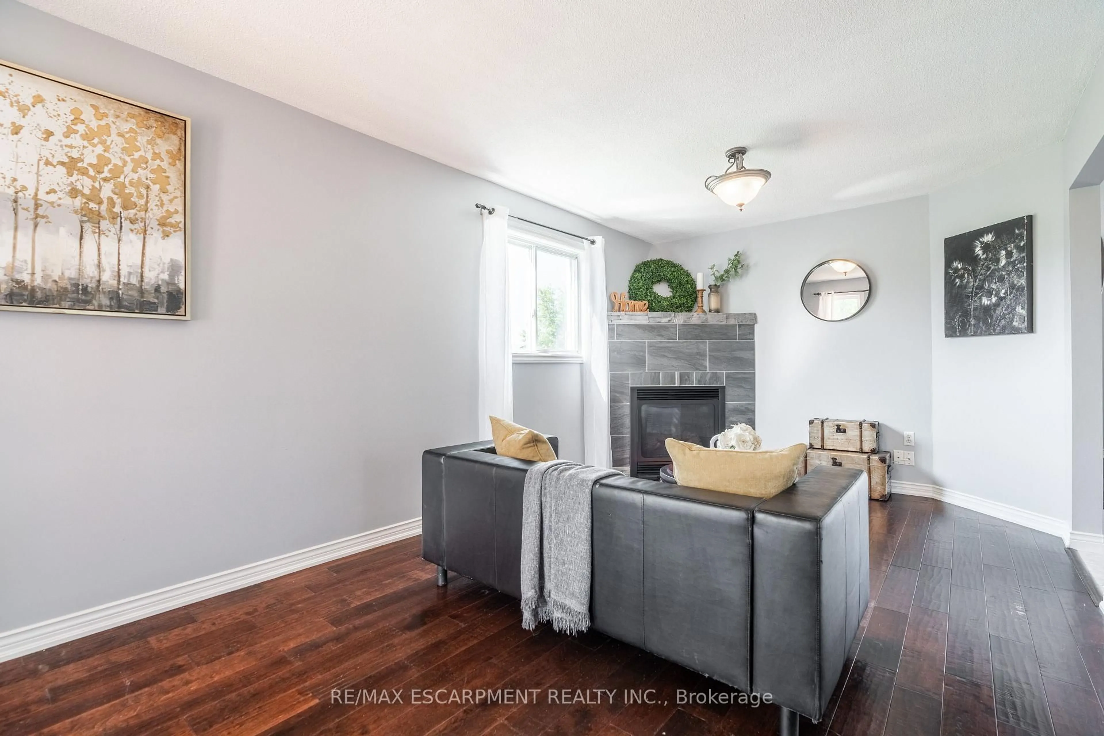 Living room with furniture, unknown for 710 HALL Rd, Hamilton Ontario L0R 1C0