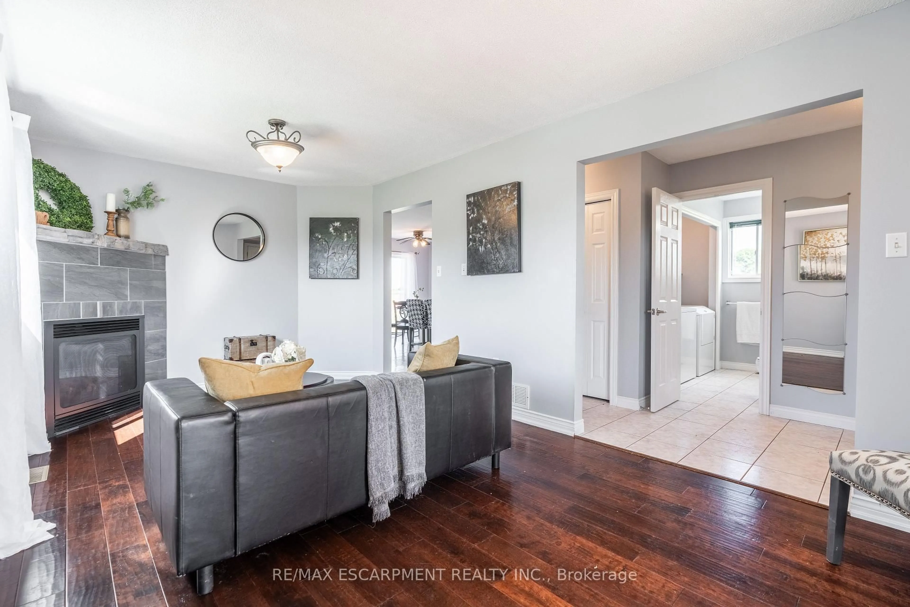 Living room with furniture, unknown for 710 HALL Rd, Hamilton Ontario L0R 1C0
